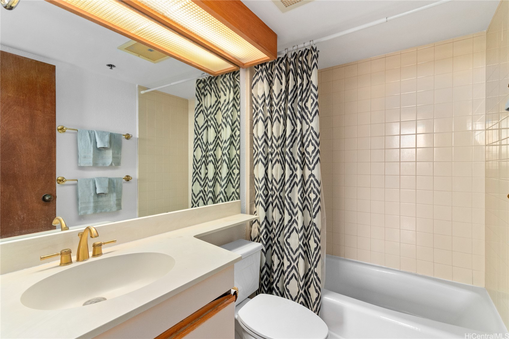 Honolulu, Hawaii, 96818, United States, 2 Bedrooms Bedrooms, ,2 BathroomsBathrooms,Residential,For Sale,1714219