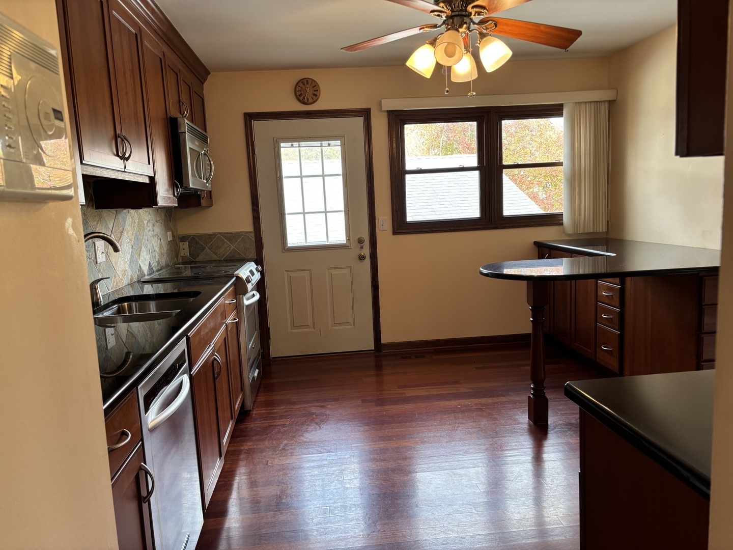 Hoffman Estates, Illinois, 60010, United States, 5 Bedrooms Bedrooms, ,3 BathroomsBathrooms,Residential,For Sale,1989423