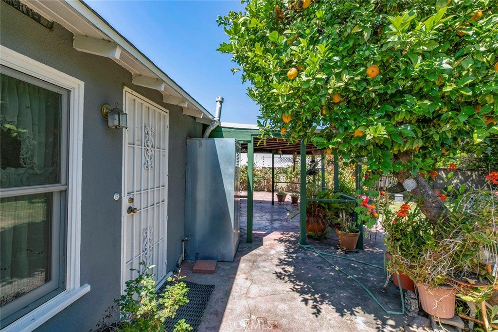 Van Nuys, California, 91405, United States, 2 Bedrooms Bedrooms, ,2 BathroomsBathrooms,Residential,For Sale,1993356