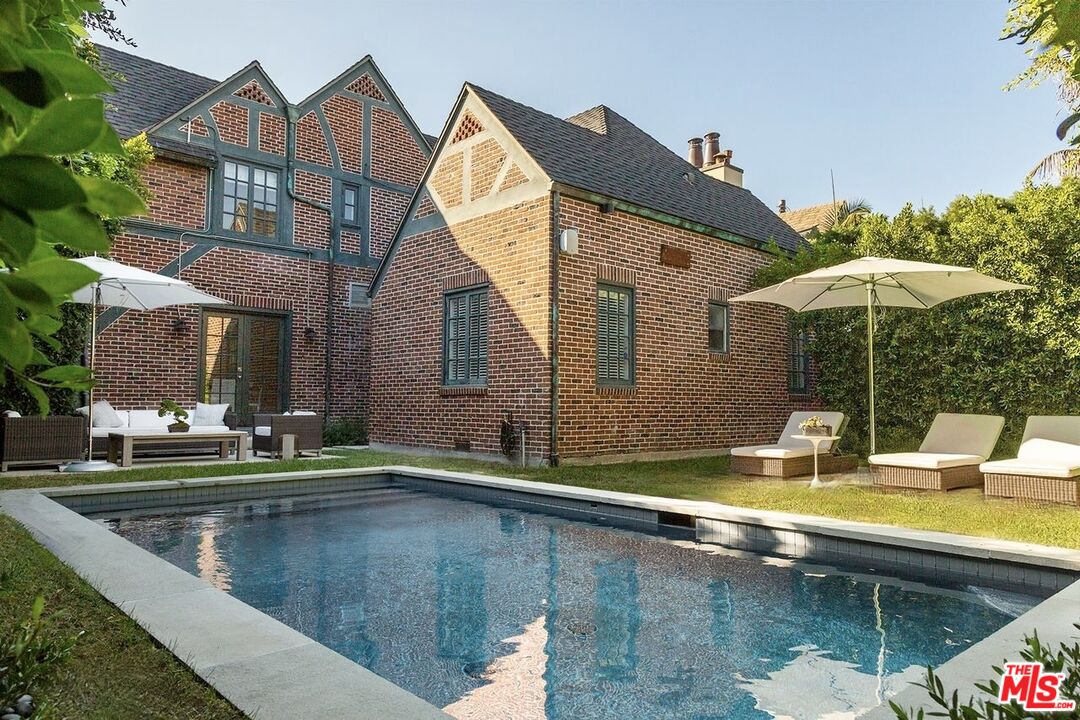 Los Angeles, California, 90020, United States, 5 Bedrooms Bedrooms, ,5 BathroomsBathrooms,Residential,For Sale,1939583