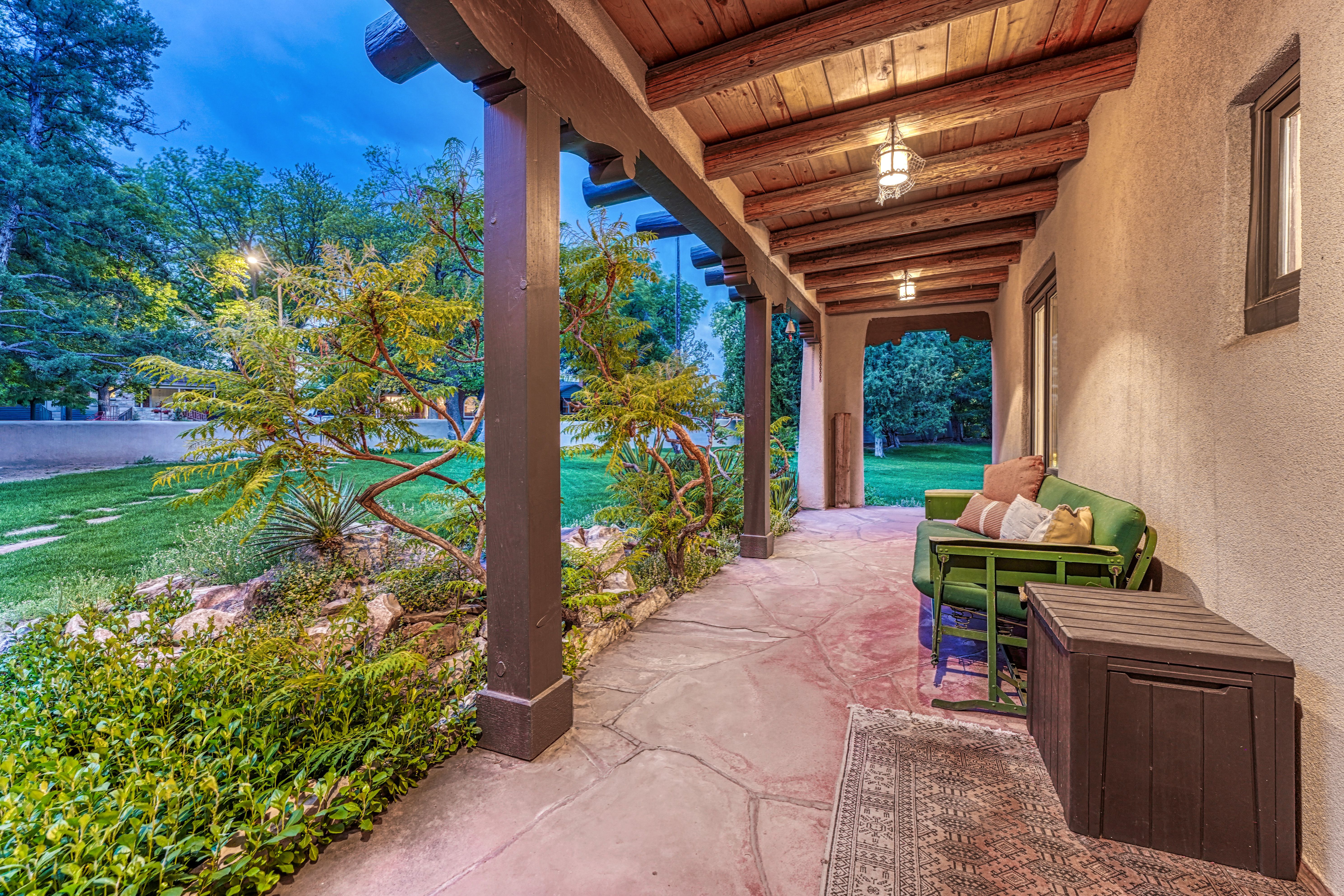  Introducing the Harold Florman House, a Rare and Authentic 1939 Pueblo Revival - 物件實景
