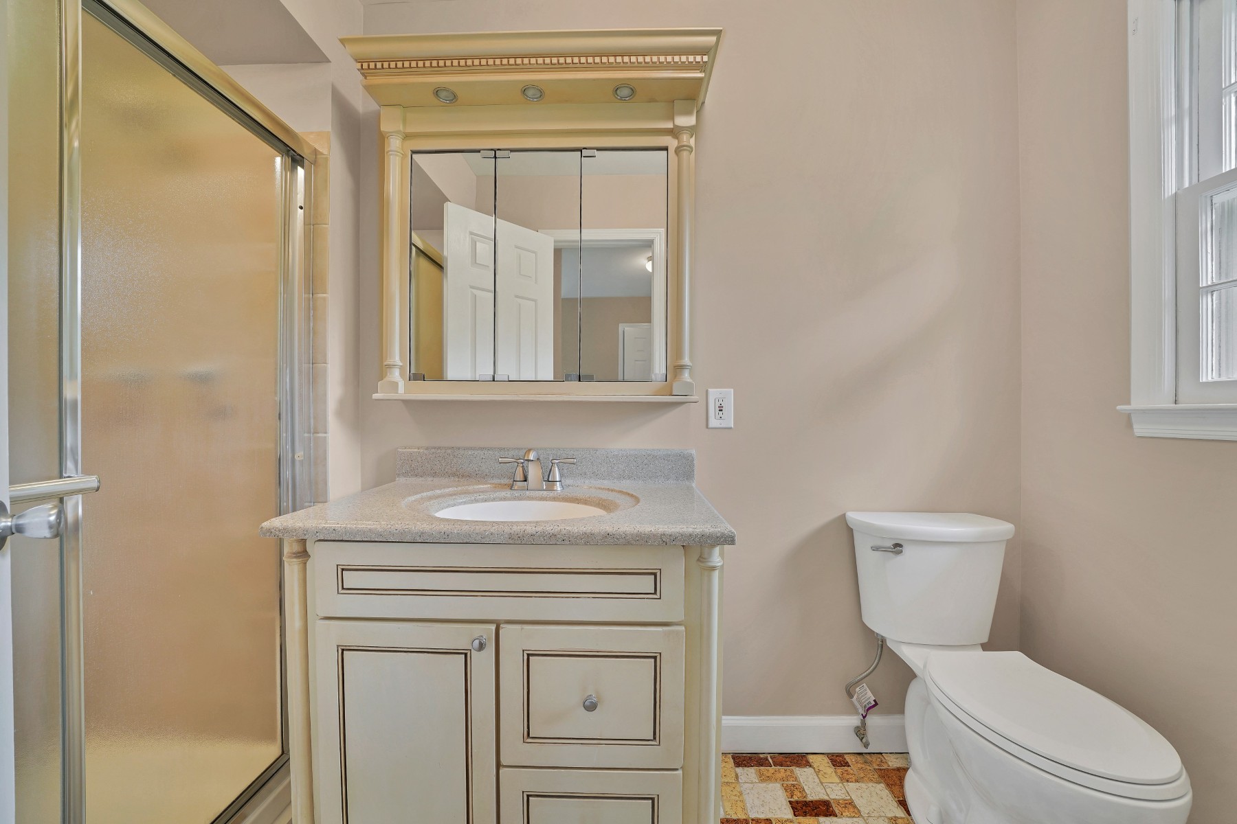  Beautifully Maintained Colonial with Expansive Backyard - 物件實景