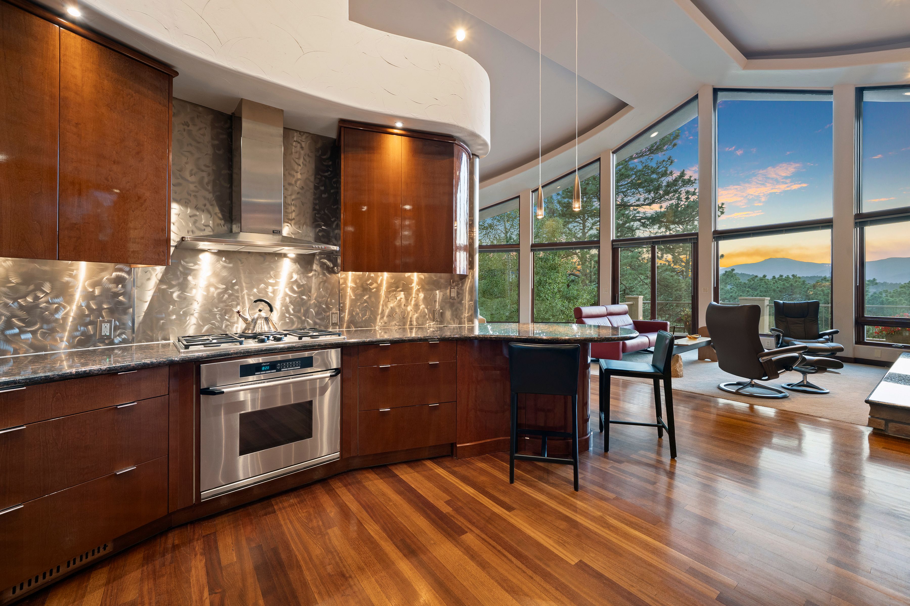  Custom Built on Over Five Acres - 物件實景