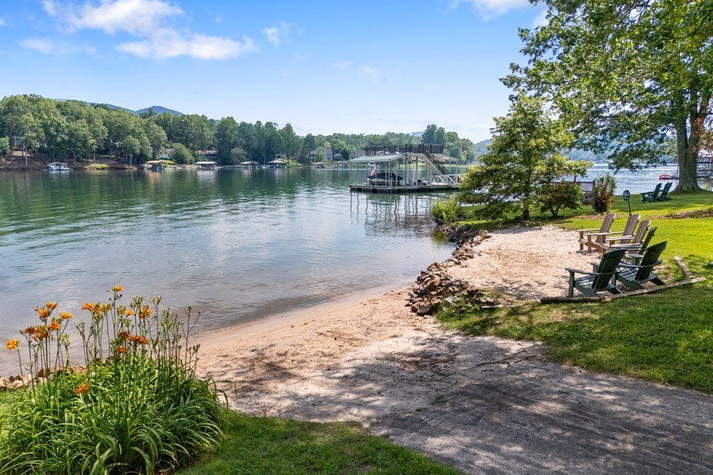 Hayesville, North Carolina, 28904, United States, 4 Bedrooms Bedrooms, ,3 BathroomsBathrooms,Residential,For Sale,1983096