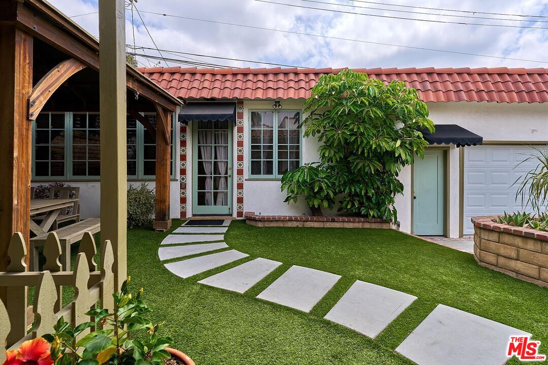 Los Angeles, California, 90004, United States, 4 Bedrooms Bedrooms, ,3 BathroomsBathrooms,Residential,For Sale,1876401