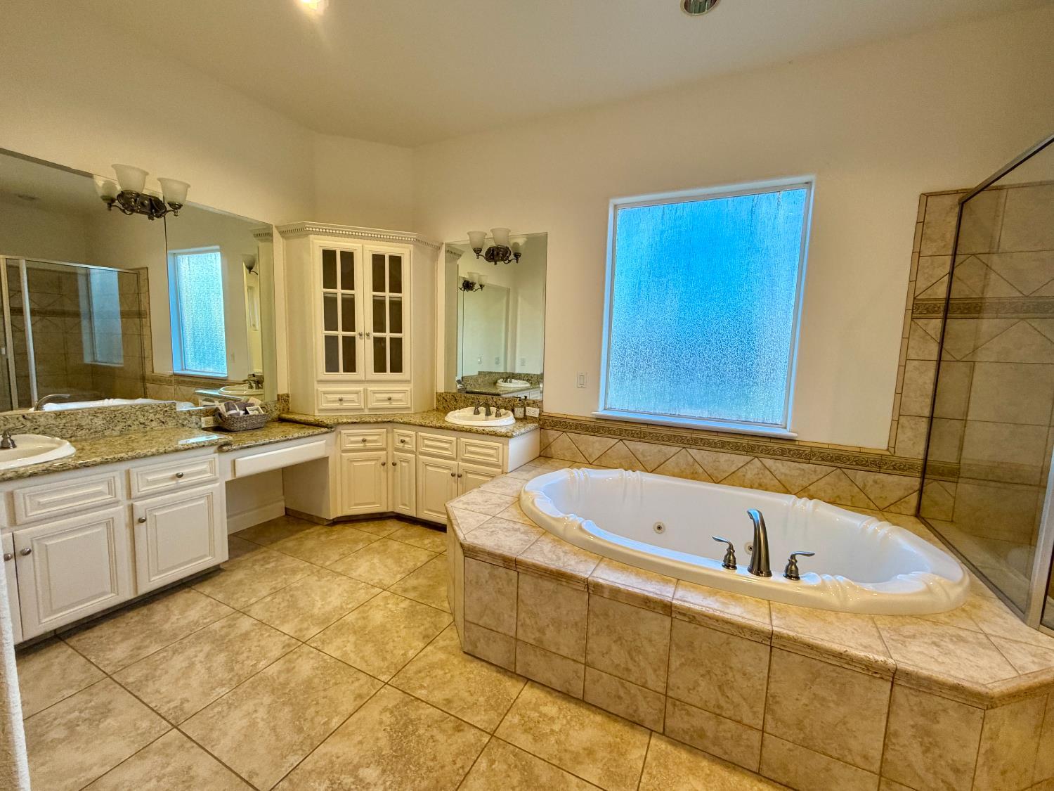 Madera, California, 93638, United States, 4 Bedrooms Bedrooms, ,4 BathroomsBathrooms,Residential,For Sale,1979936