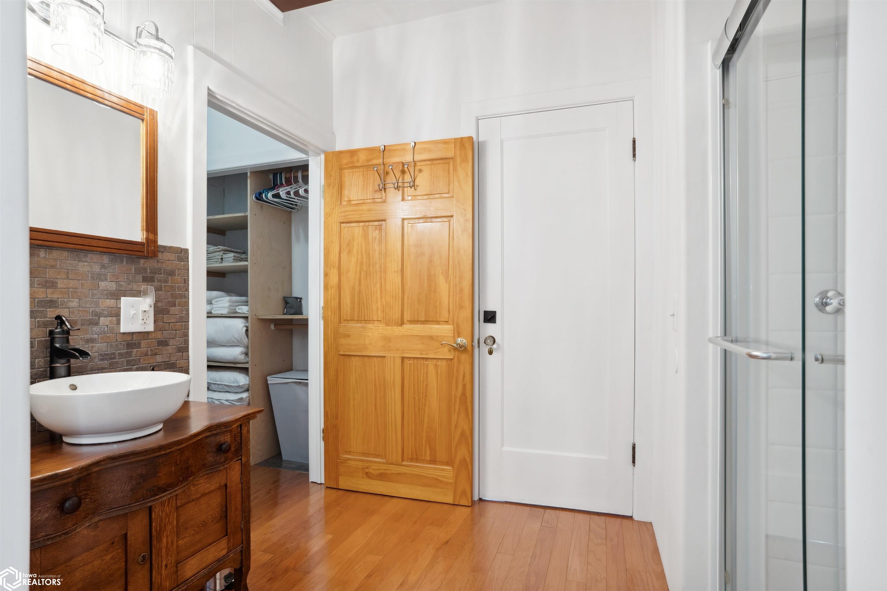 Dallas City, Illinois, 62330, United States, 8 Bedrooms Bedrooms, ,7 BathroomsBathrooms,Residential,For Sale,1980104