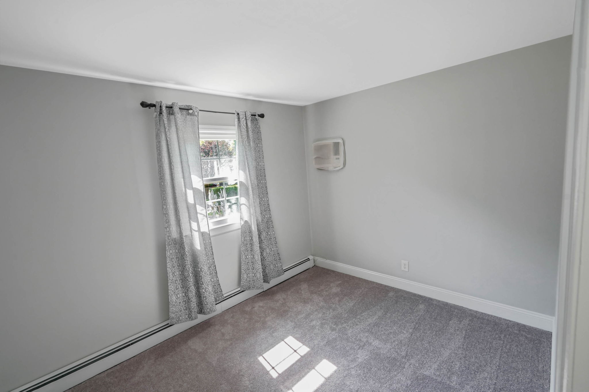 Wading River, New York, 11792, United States, 5 Bedrooms Bedrooms, ,2 BathroomsBathrooms,Residential,For Sale,1943116