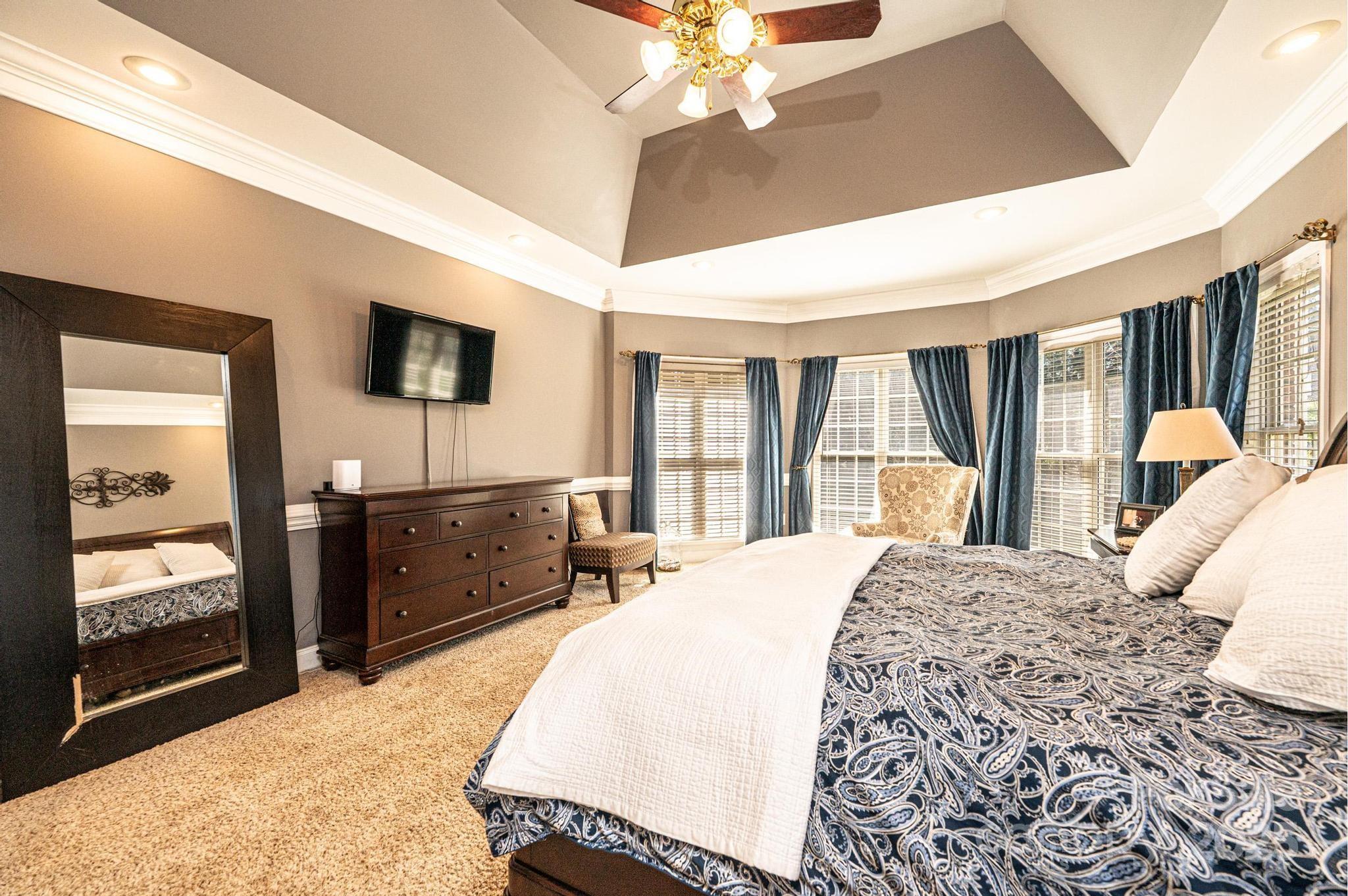 Hickory, North Carolina, 28601, United States, 5 Bedrooms Bedrooms, ,5 BathroomsBathrooms,Residential,For Sale,1758743