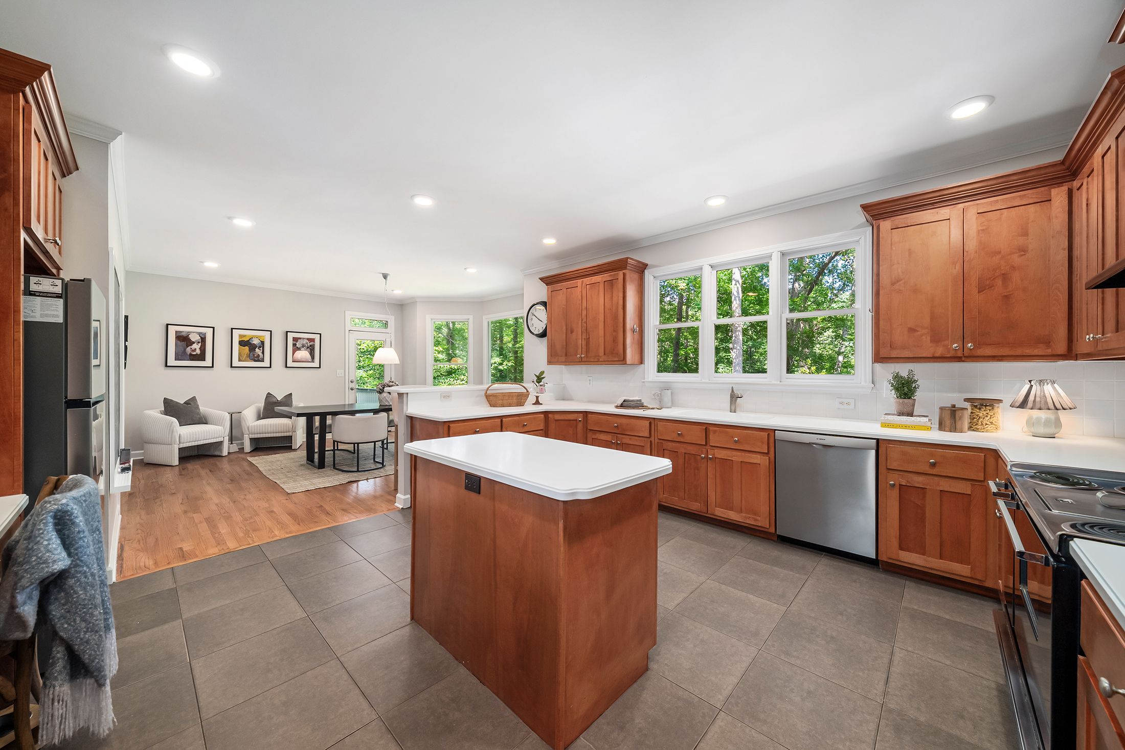  Home Offers a Serene, Wooded Escape Without Giving Up an Inch of Convenience - 物件實景