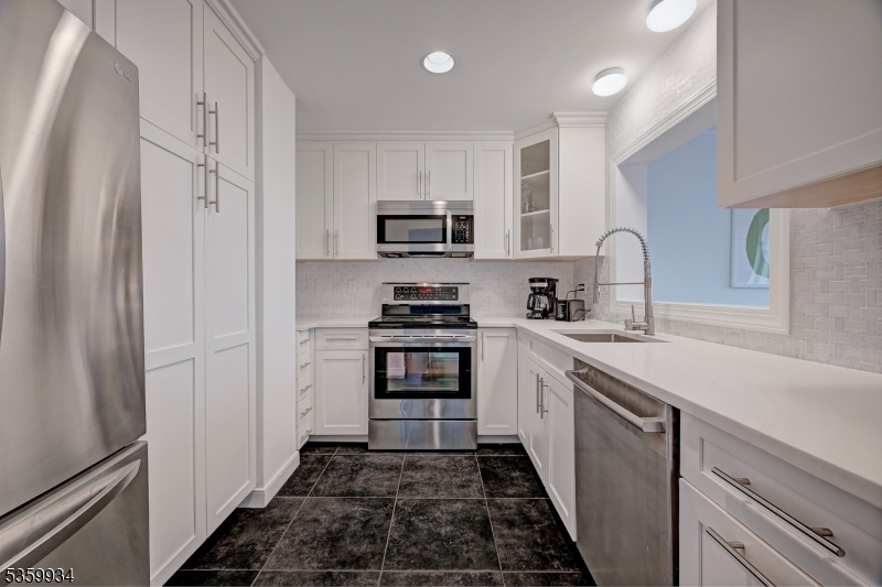 Maplewood Twp., New Jersey, 07040, United States, 2 Bedrooms Bedrooms, ,3 BathroomsBathrooms,Residential,For Sale,1913781