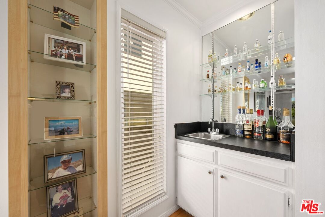 Santa Monica, California, 90404, United States, 3 Bedrooms Bedrooms, ,3 BathroomsBathrooms,Residential,For Sale,1779157