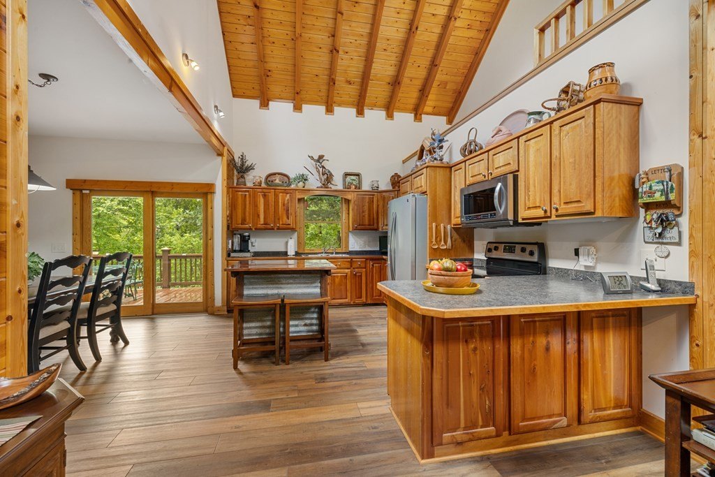 Blairsville, Georgia, 30512, United States, 3 Bedrooms Bedrooms, ,4 BathroomsBathrooms,Residential,For Sale,1895292