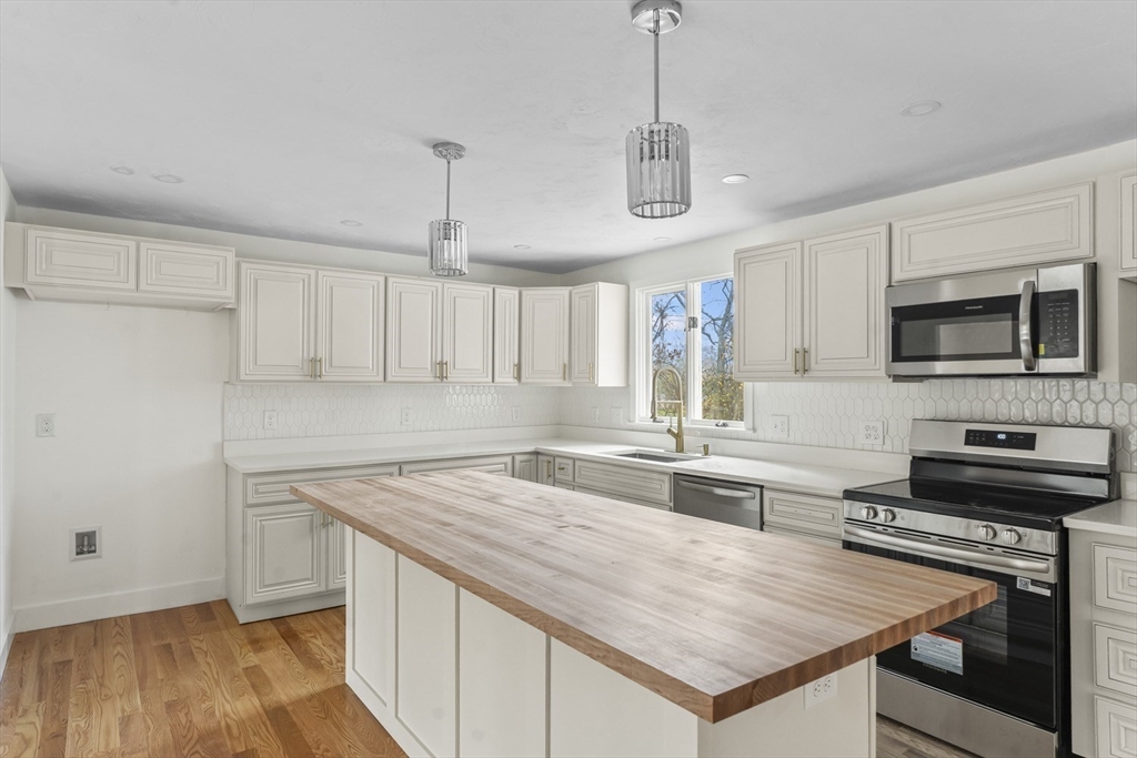 Raynham, Massachusetts, 02767, United States, 4 Bedrooms Bedrooms, ,3 BathroomsBathrooms,Residential,For Sale,2001921