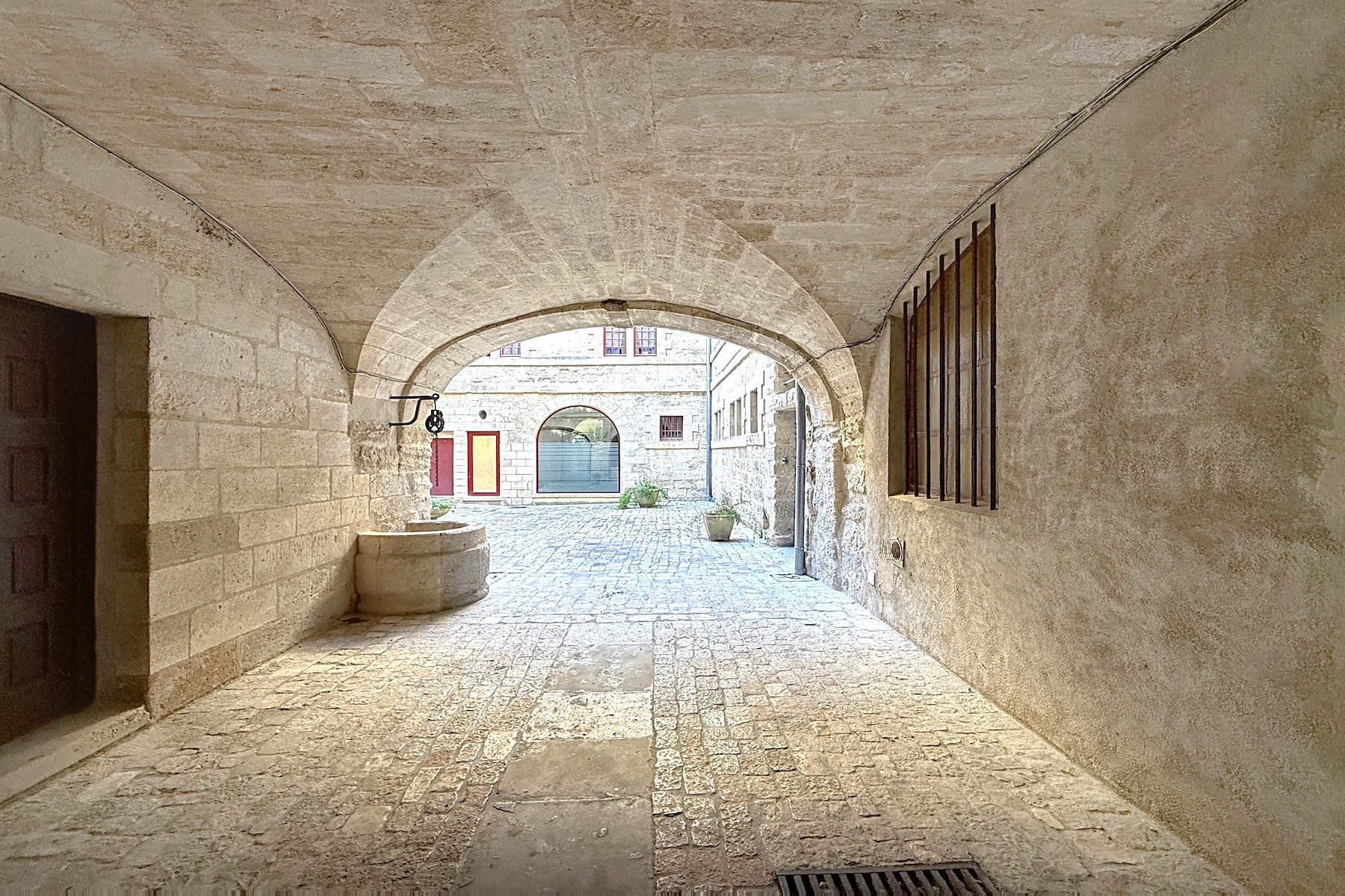  17th Century Private Mansion - 105 m² - Steps from Place aux Herbes - 物件實景