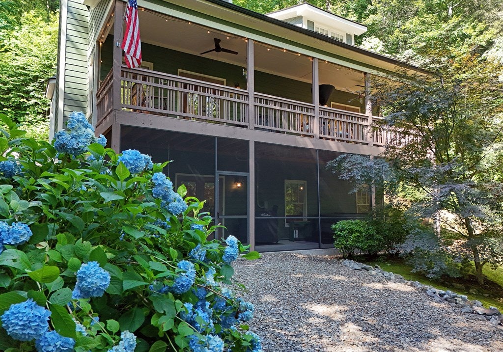 Hiawassee, Georgia, 30546, United States, 3 Bedrooms Bedrooms, ,4 BathroomsBathrooms,Residential,For Sale,1877027