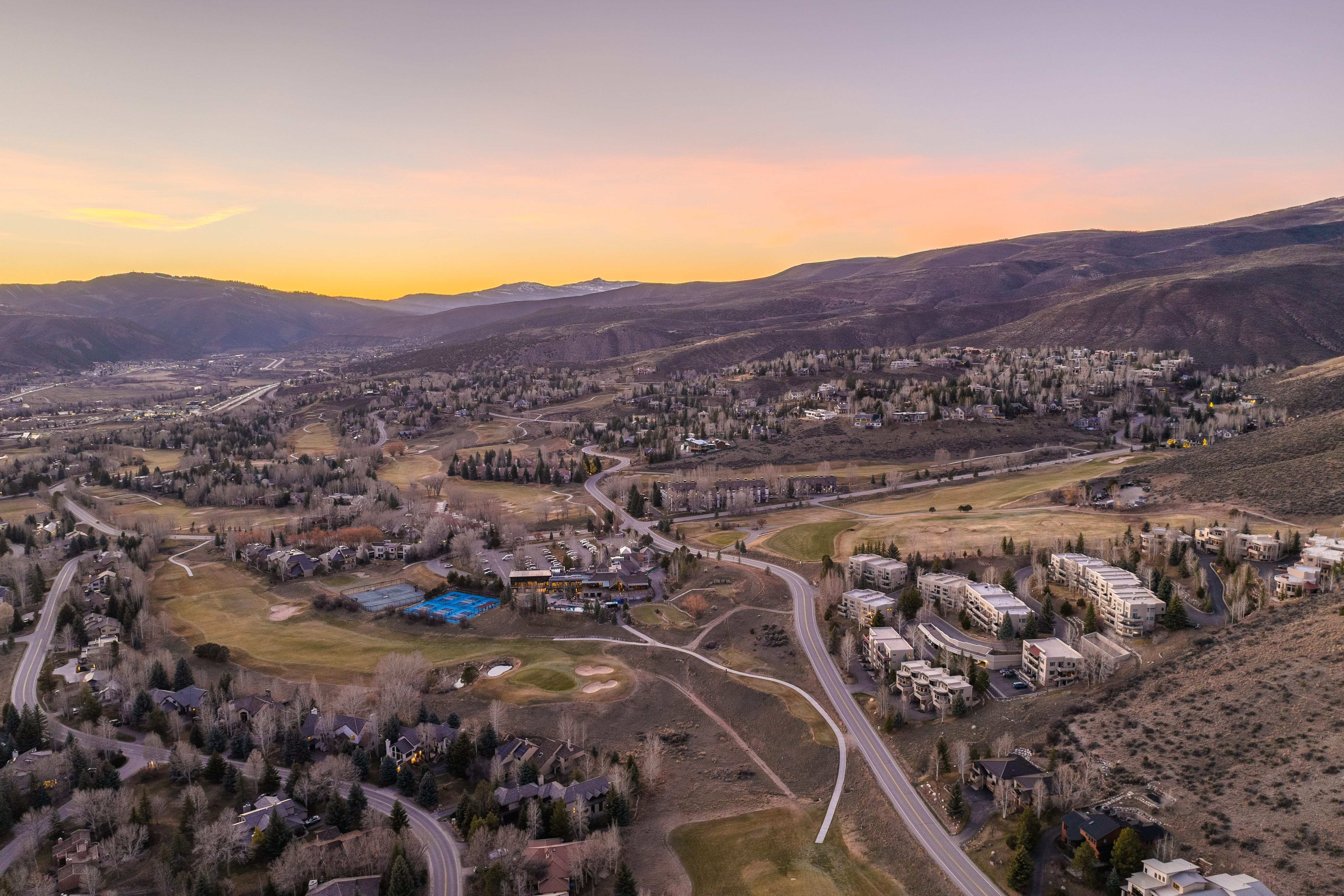  Captures sweeping views of Arrowhead and the surrounding mountain landscape. - 物件實景