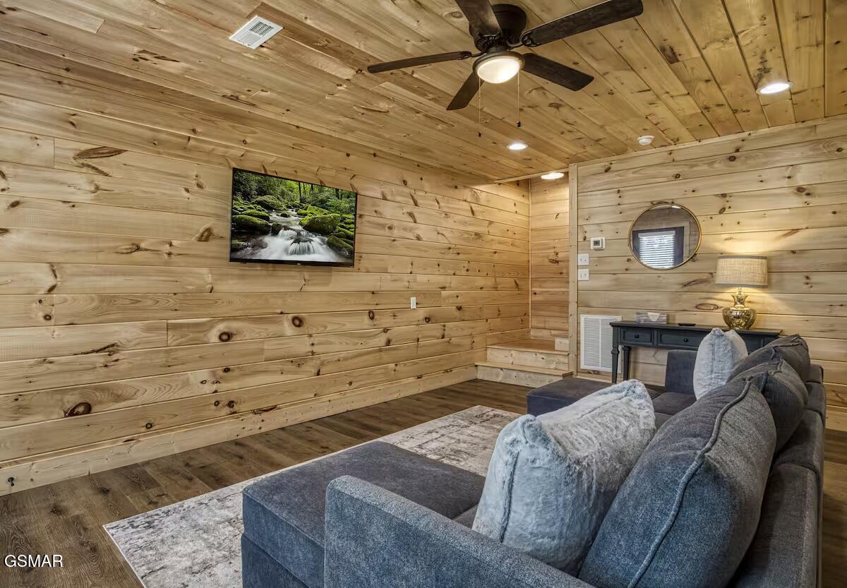Sevierville, Tennessee, 37862, United States, 3 Bedrooms Bedrooms, ,4 BathroomsBathrooms,Residential,For Sale,2027934