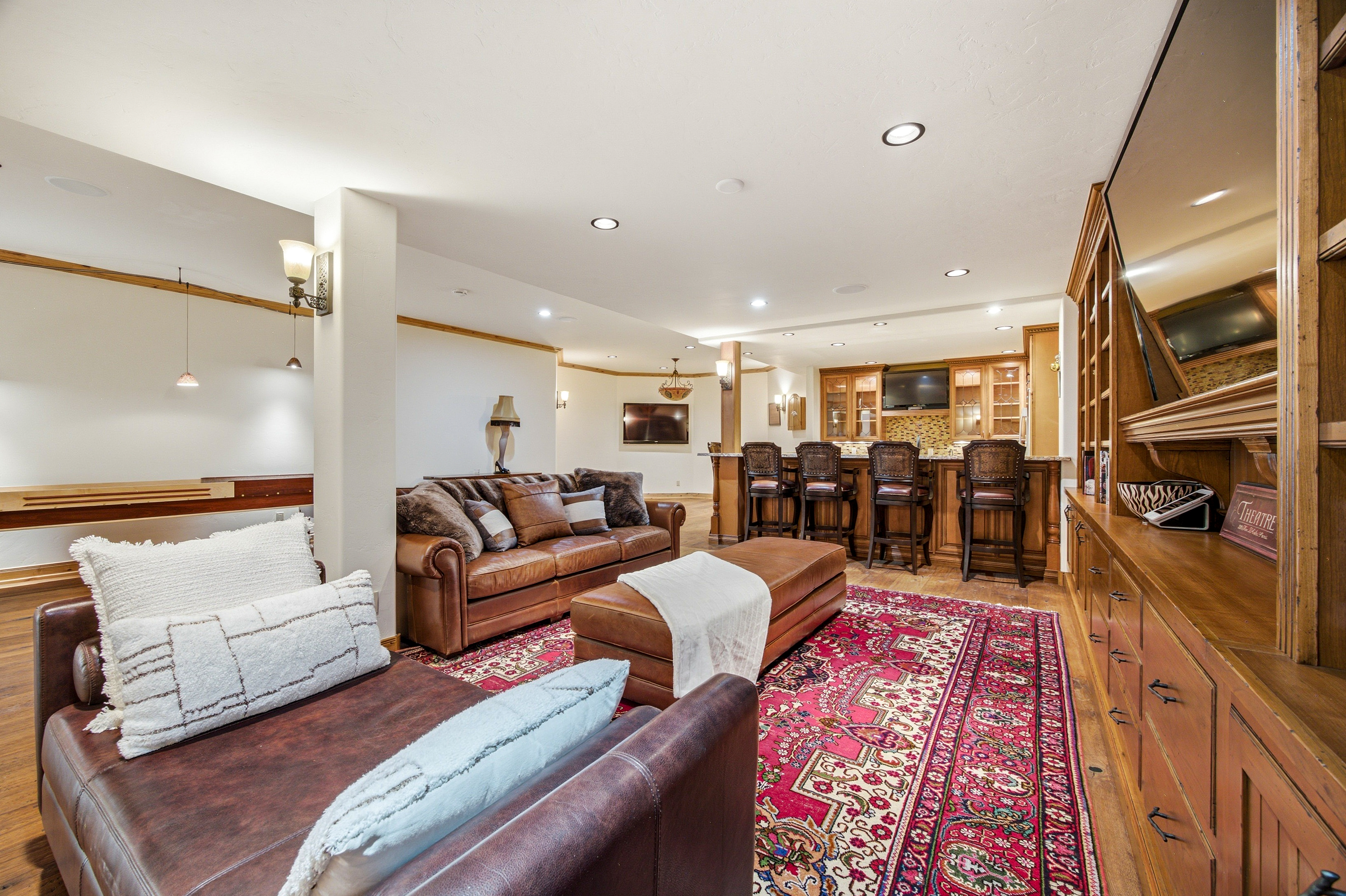  Custom-built, Single-family Home in the Exclusive Grand Traverse Neighborhood - 物件實景