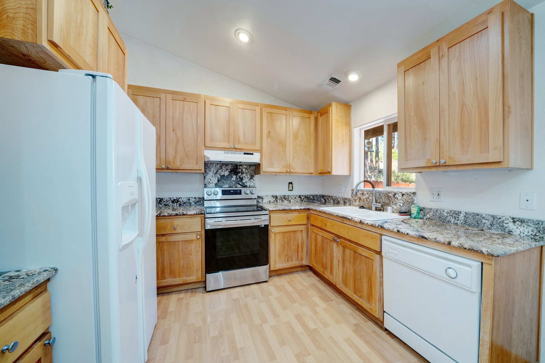  Affordable Home in the Heart of Portola, CA - 物件實景