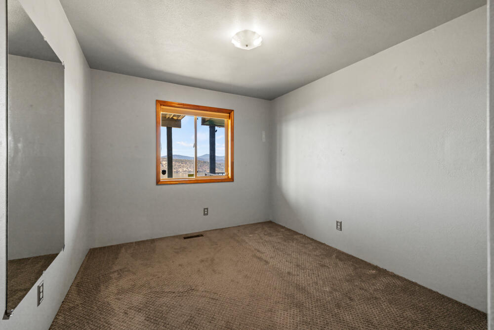 Klamath Falls, Oregon, 97601, United States, 4 Bedrooms Bedrooms, ,4 BathroomsBathrooms,Residential,For Sale,1804036
