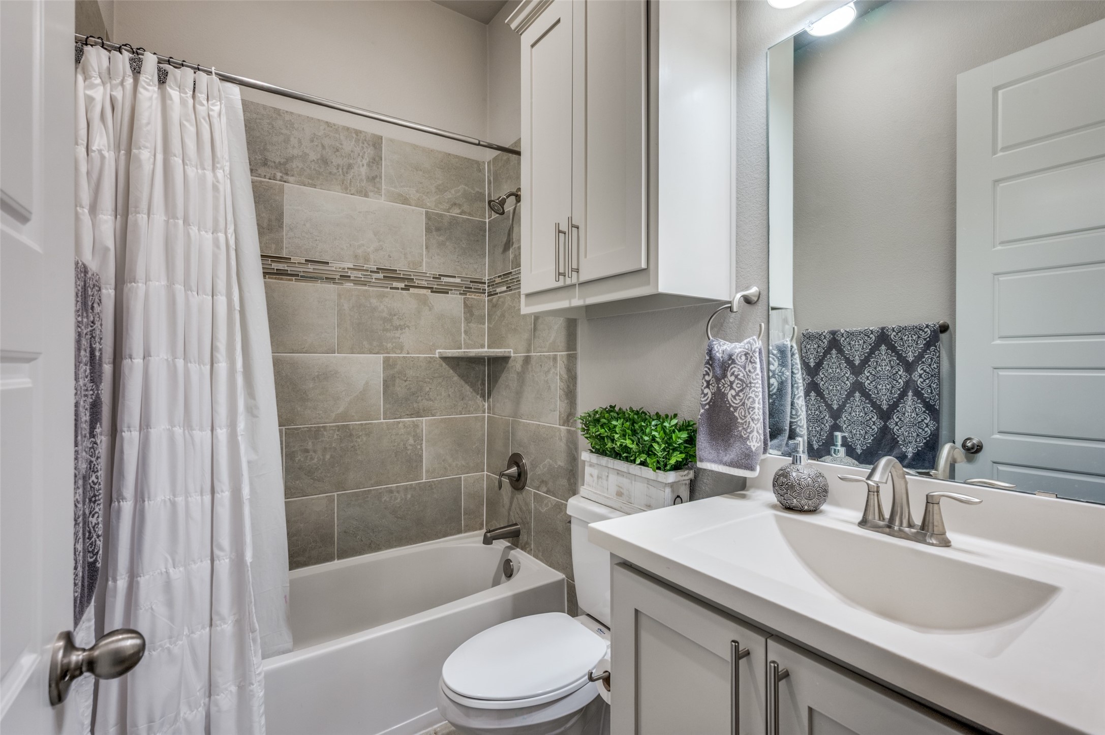 Arlington, Texas, 76005, United States, 4 Bedrooms Bedrooms, ,4 BathroomsBathrooms,Residential,For Sale,1857348