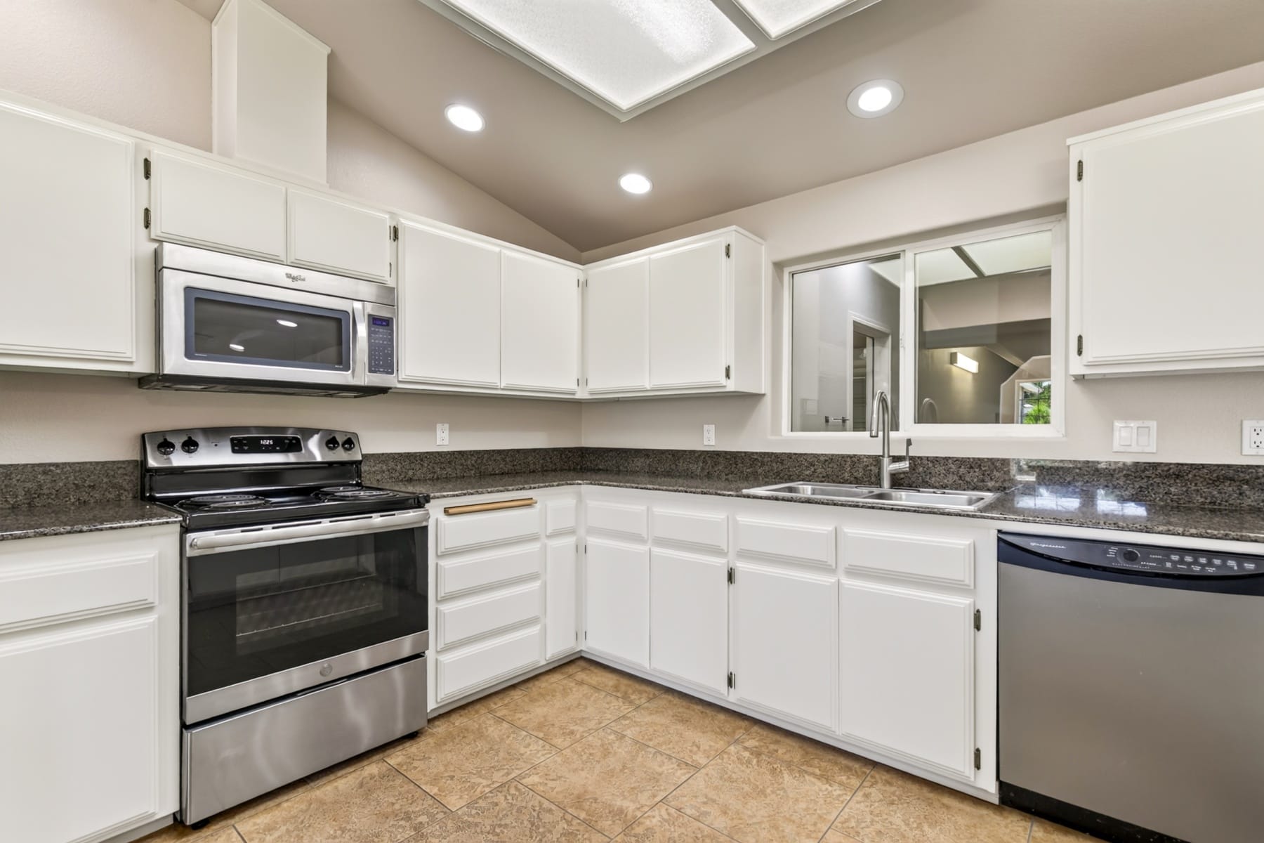  182 Justin Court Central Point, OR 97502 - 物件實景