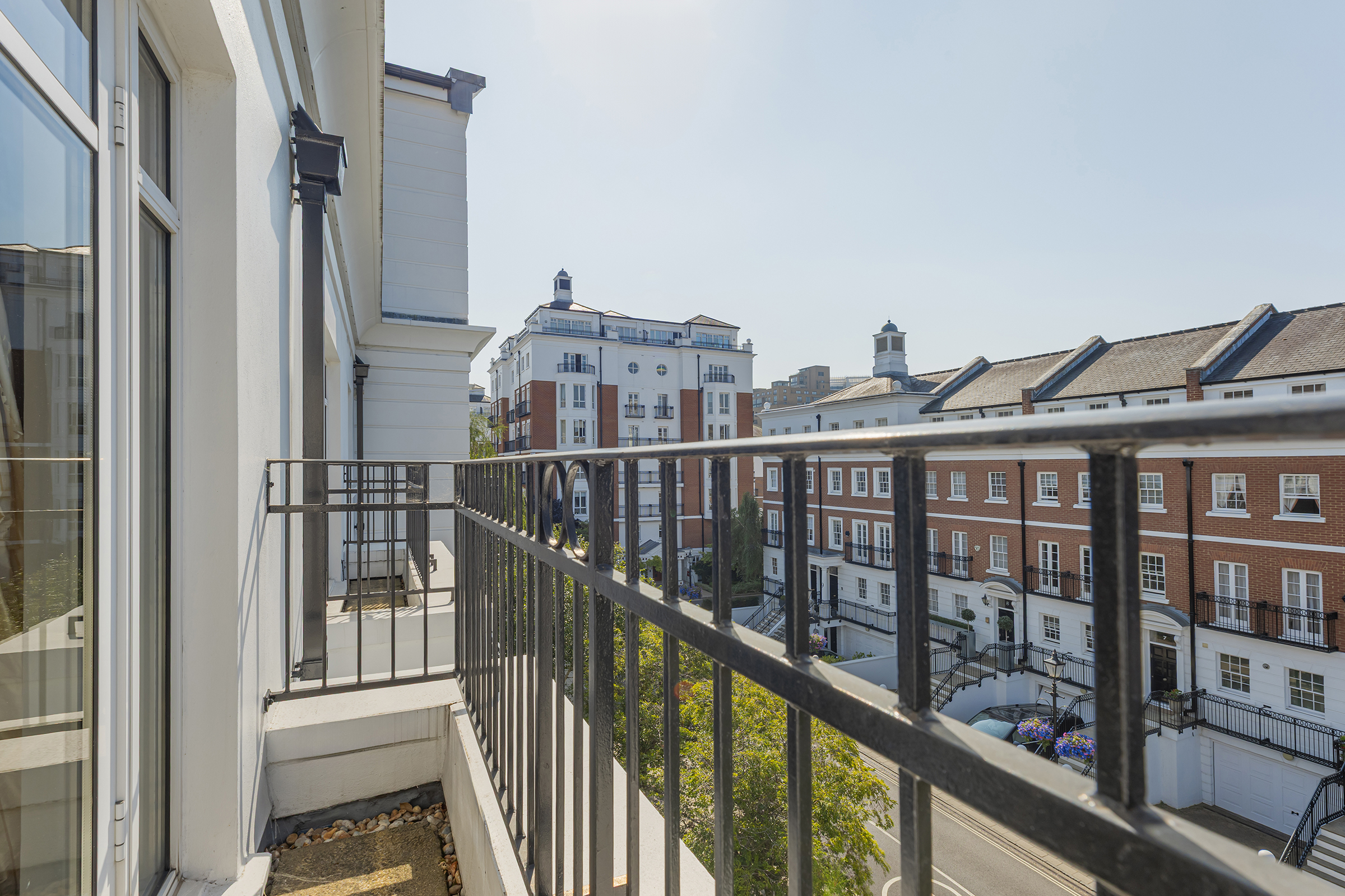  A Third-Floor Apartment with Two Balconies in a Sought-After Kensington Developm - 物件實景