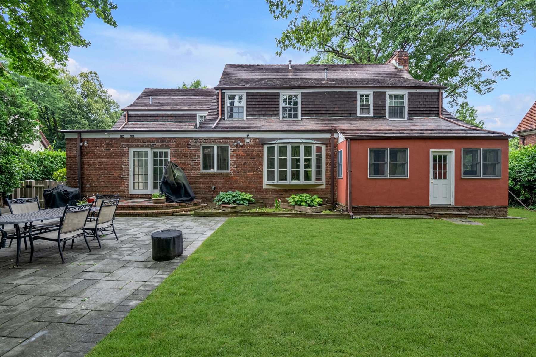  “DETACHED BRICK AND STONE HOME IN FOREST HILLS GARDENS? - 物件實景
