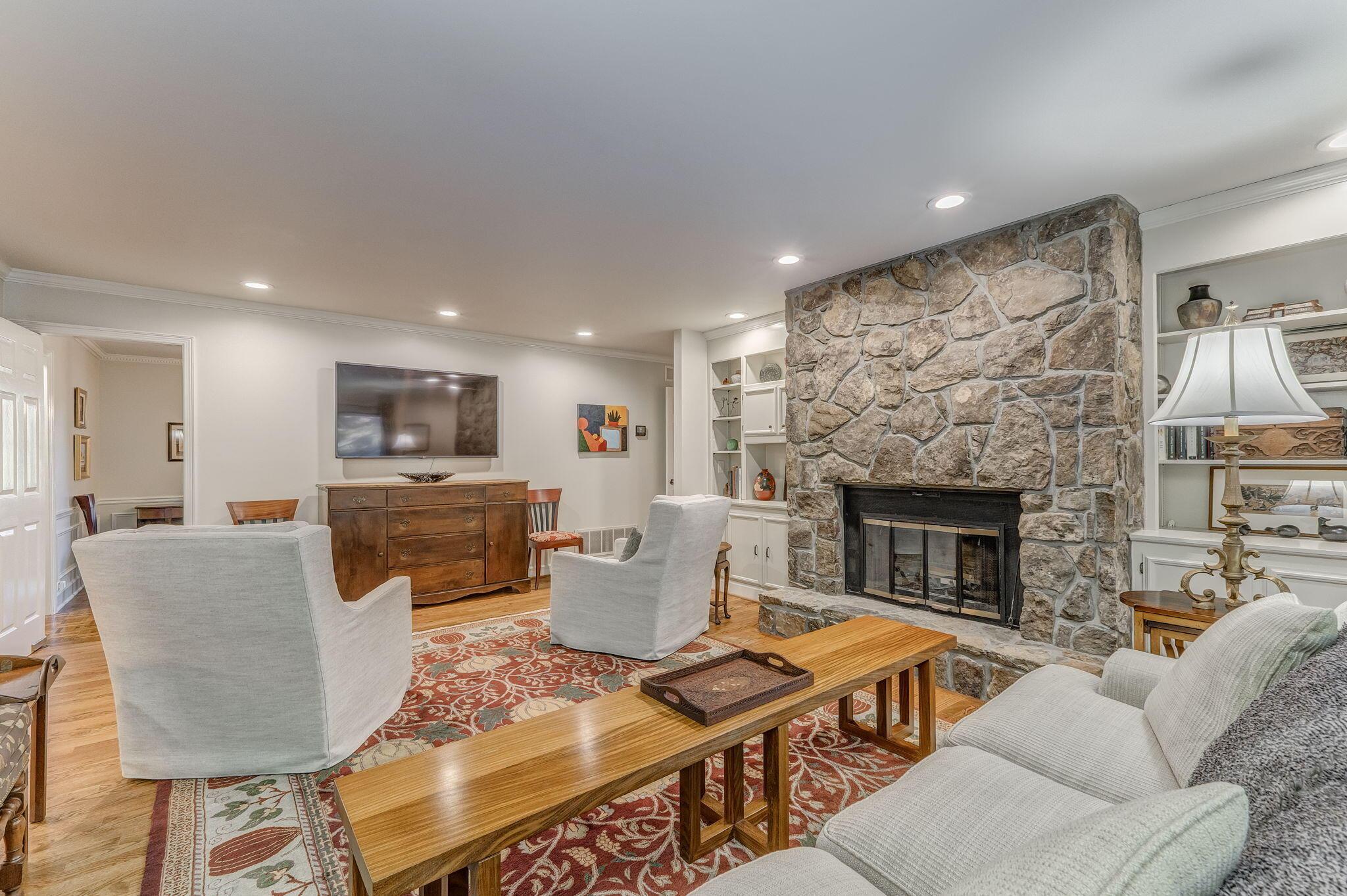 Dalton, Georgia, 30720, United States, 4 Bedrooms Bedrooms, ,4 BathroomsBathrooms,Residential,For Sale,1998245