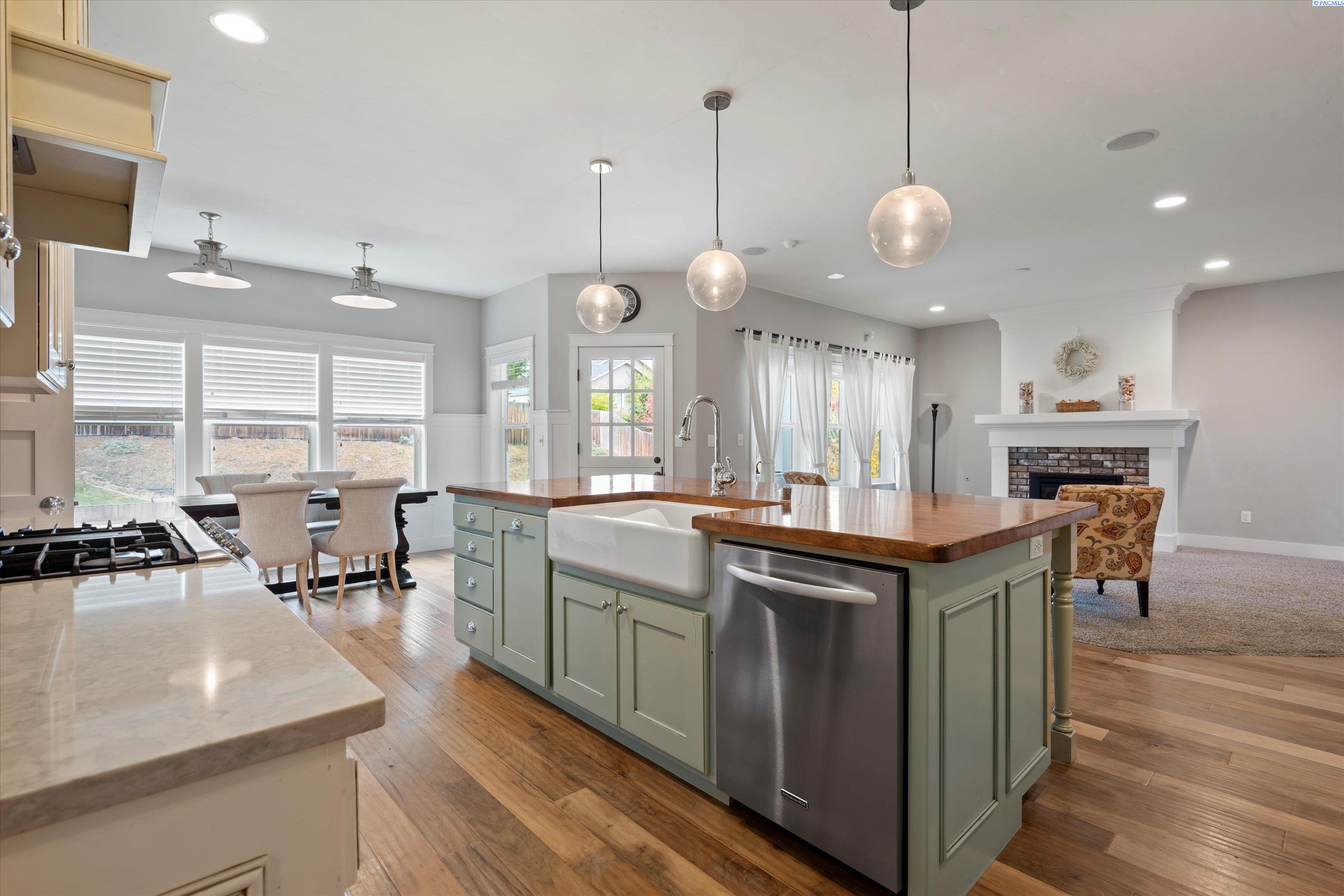 Richland, Washington, 99352, United States, 5 Bedrooms Bedrooms, ,3 BathroomsBathrooms,Residential,For Sale,1987518