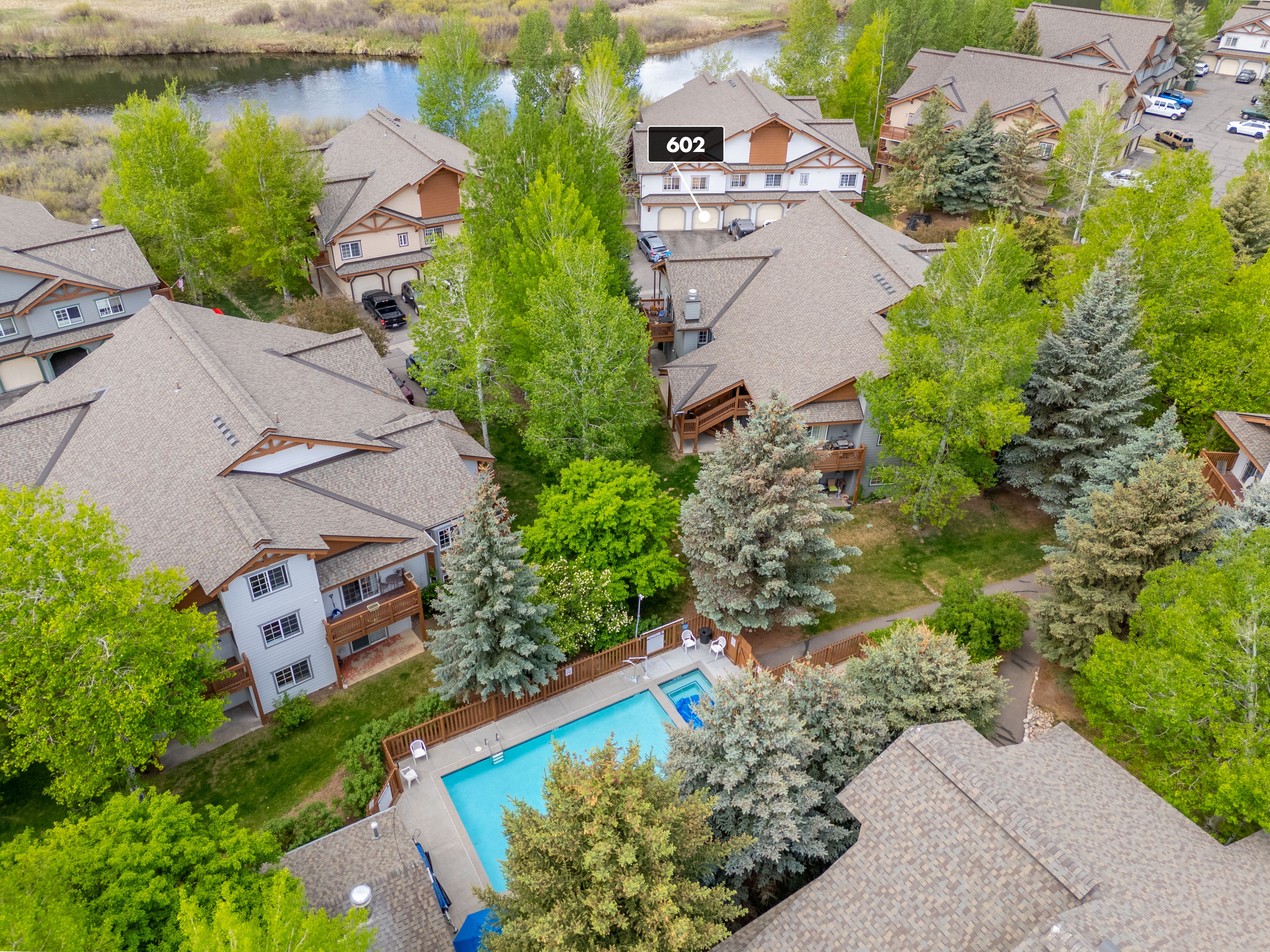 South-Facing End-Unit Residence With Beautiful River and Mountain views - 物件實景