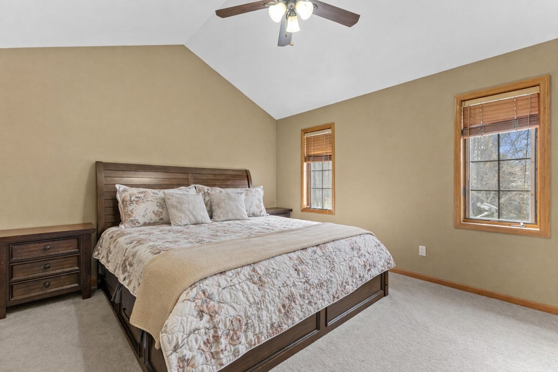 Gracious Colonial in Prime Location in Caledonia - 物件實景