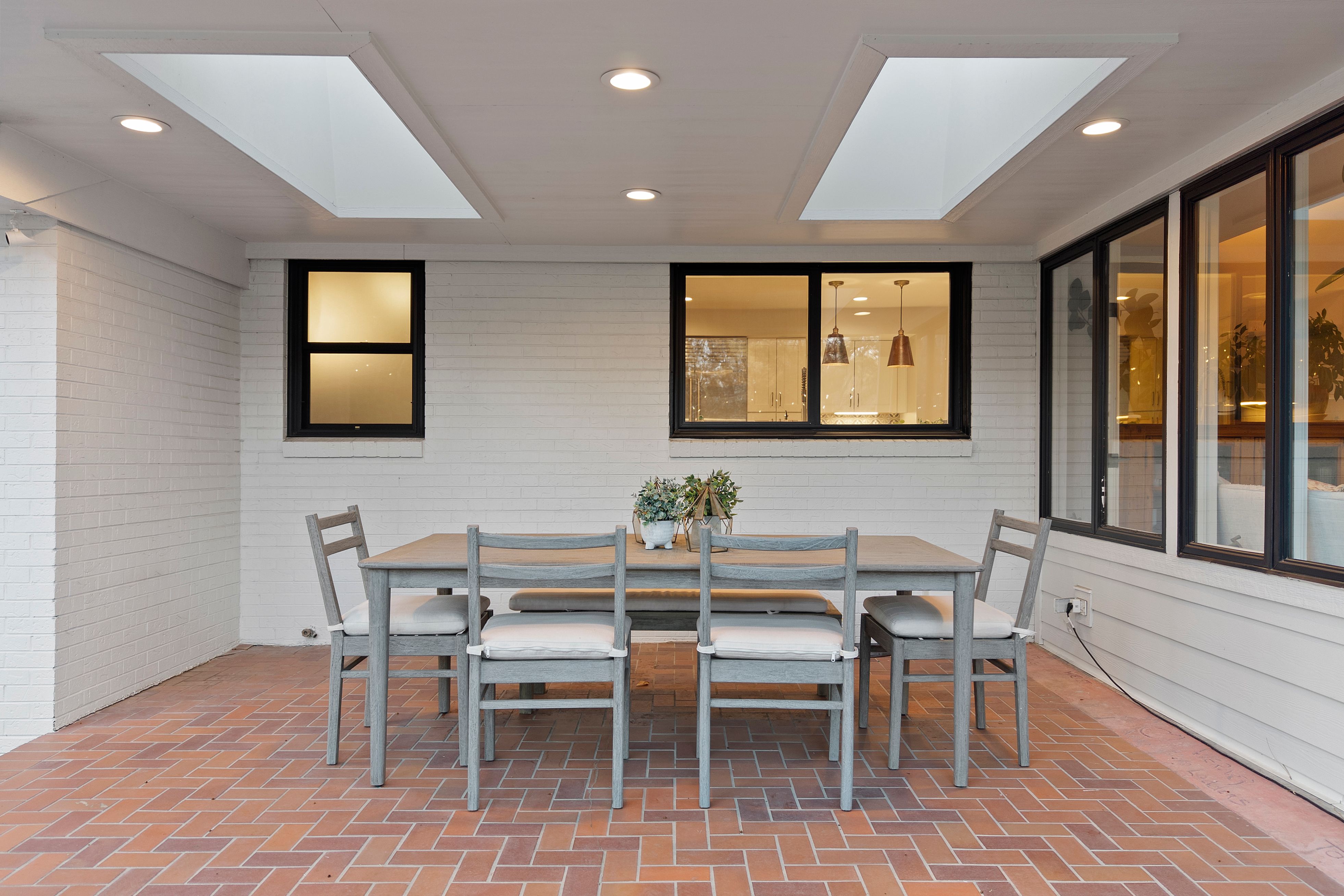  Thoughtful design, modern updates, and timeless charm - 物件實景