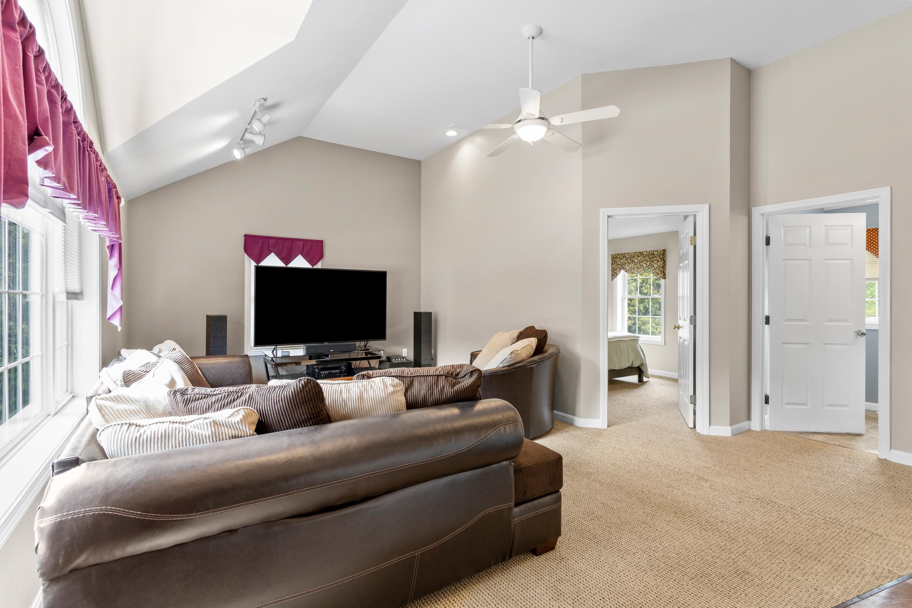 Pelham, New Hampshire, 03076, United States, 4 Bedrooms Bedrooms, ,3 BathroomsBathrooms,Residential,For Sale,1937373