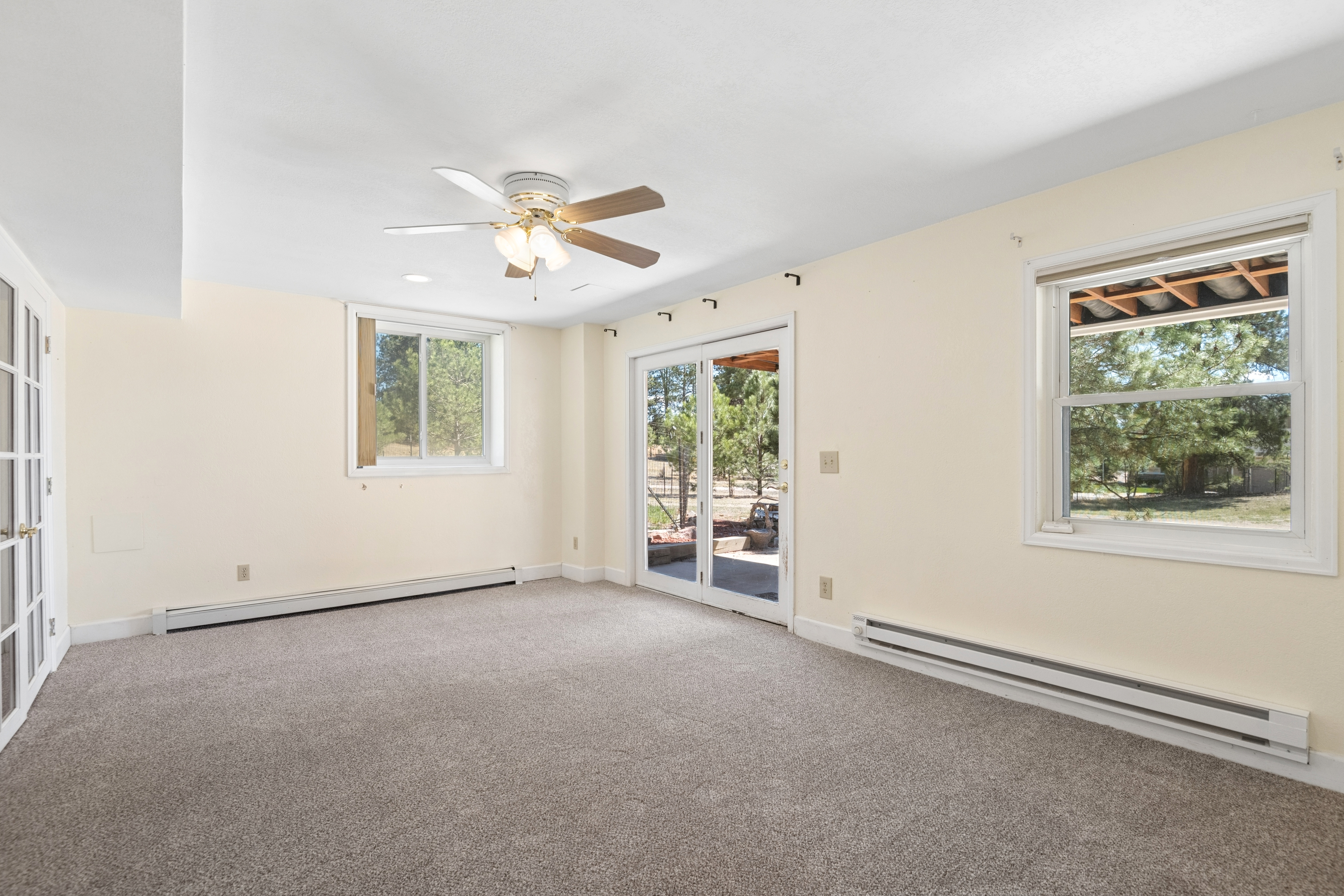  Set behind a gated entry on two and a half wooded acres - 物件實景