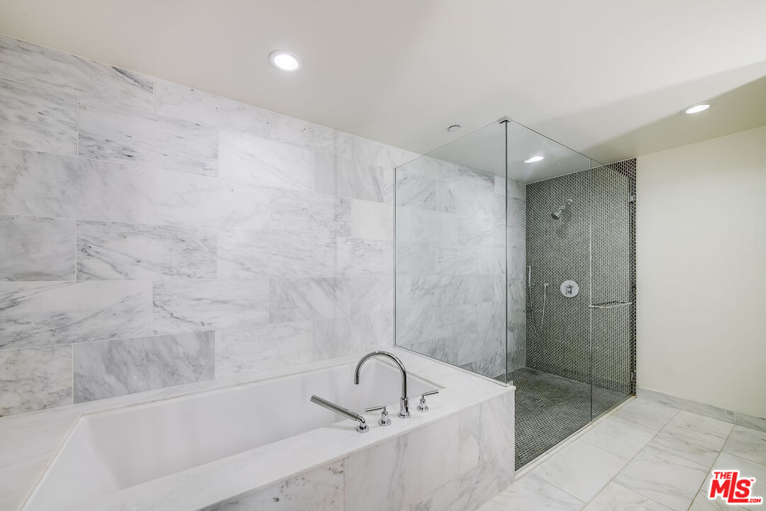 Santa Monica, California, 90401, United States, 2 Bedrooms Bedrooms, ,2 BathroomsBathrooms,Residential,For Sale,2001911