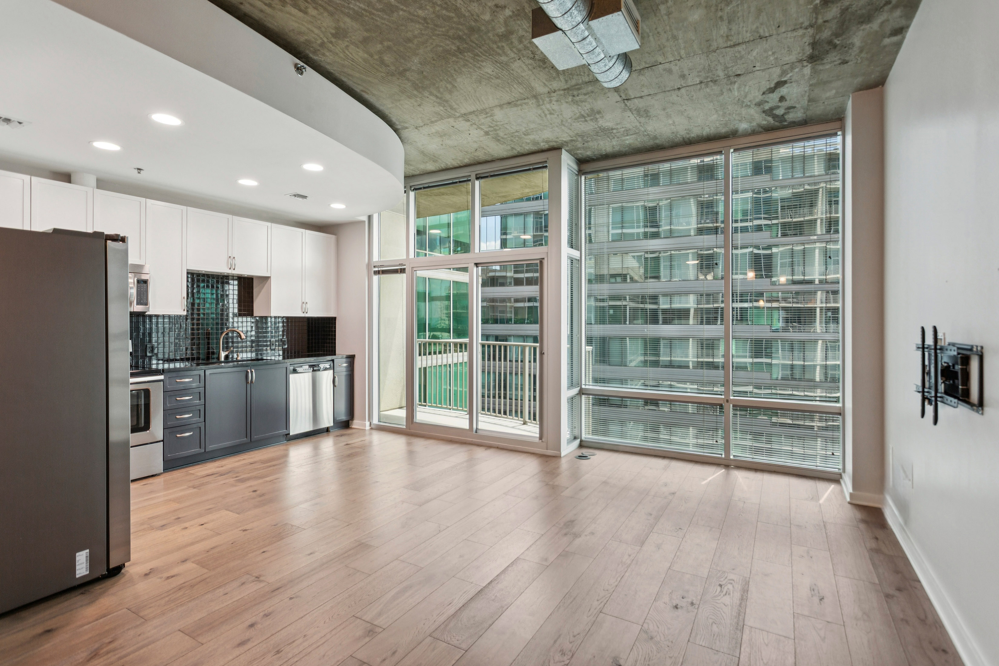  Updated Midtown Condo with Floor-To-Ceiling Windows - 物件實景