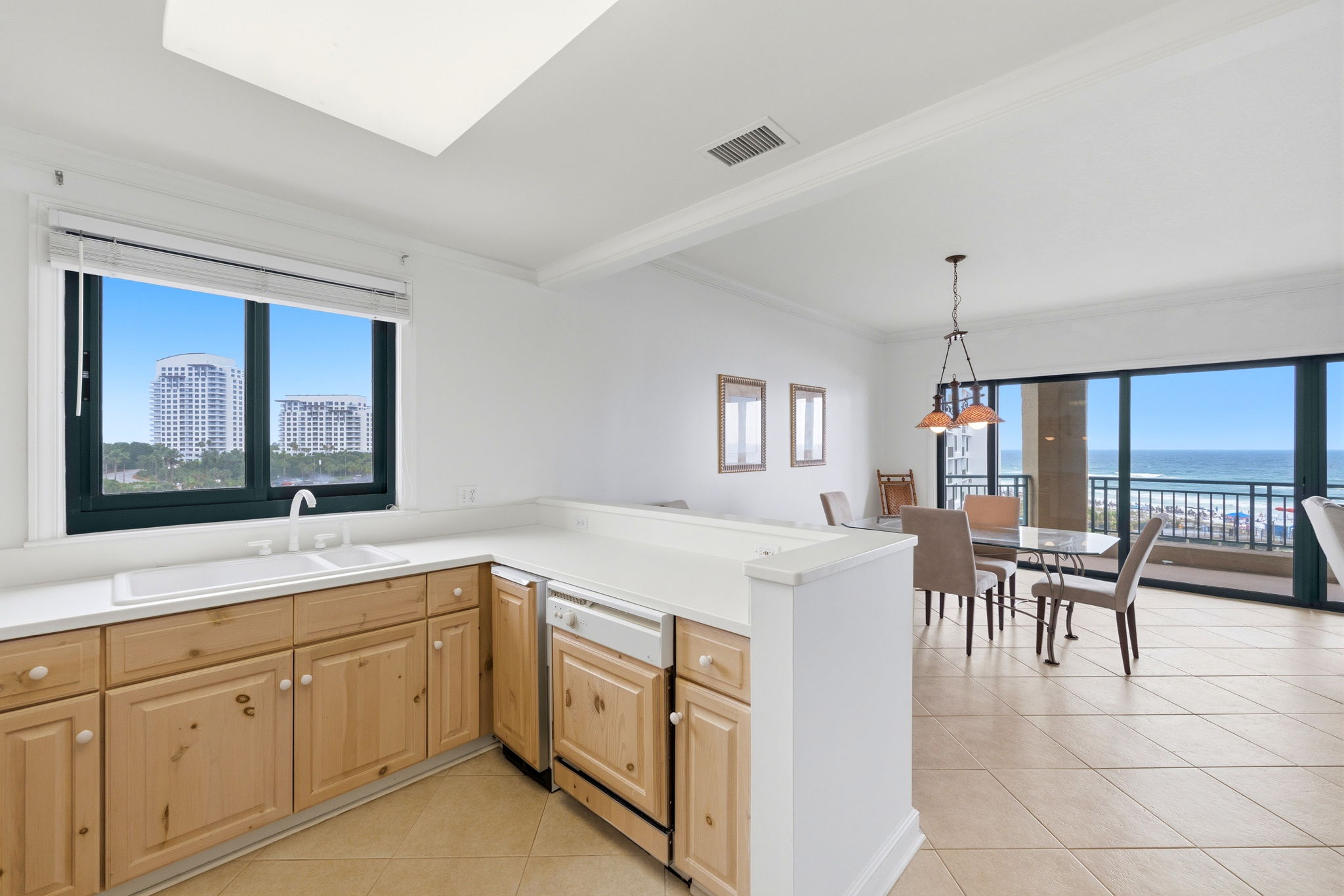  Gulf-Front Condominium with Panoramic Views and Renovation Potential - 物件實景