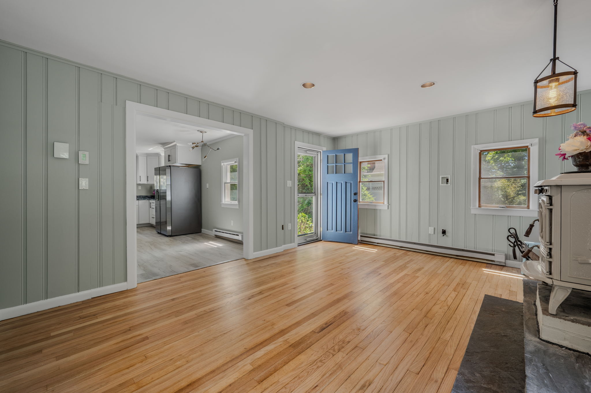  Find privacy and charm in this beautifully updated Waterford home. - 物件實景
