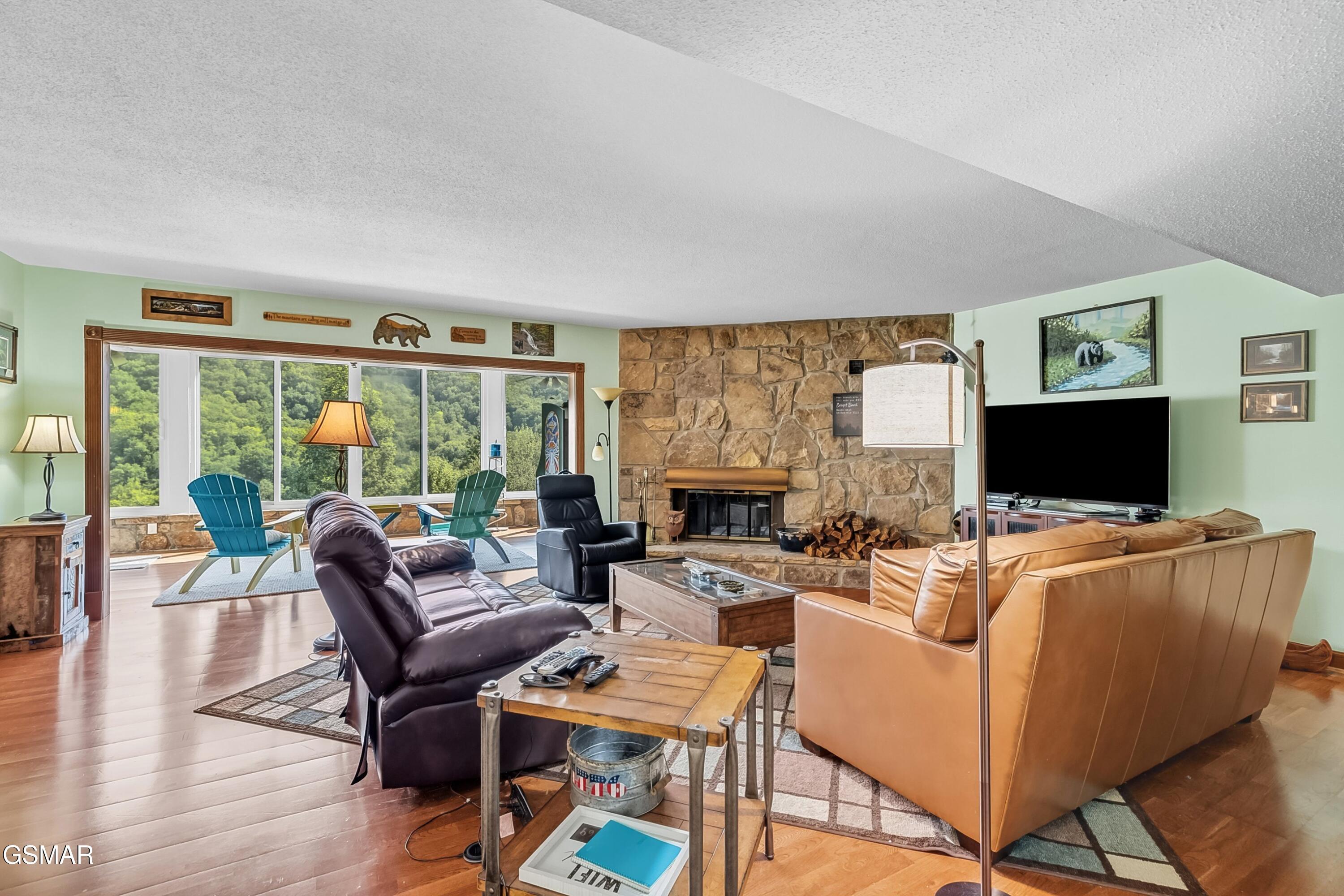 Gatlinburg, Tennessee, 37738, United States, 3 Bedrooms Bedrooms, ,2 BathroomsBathrooms,Residential,For Sale,1983450