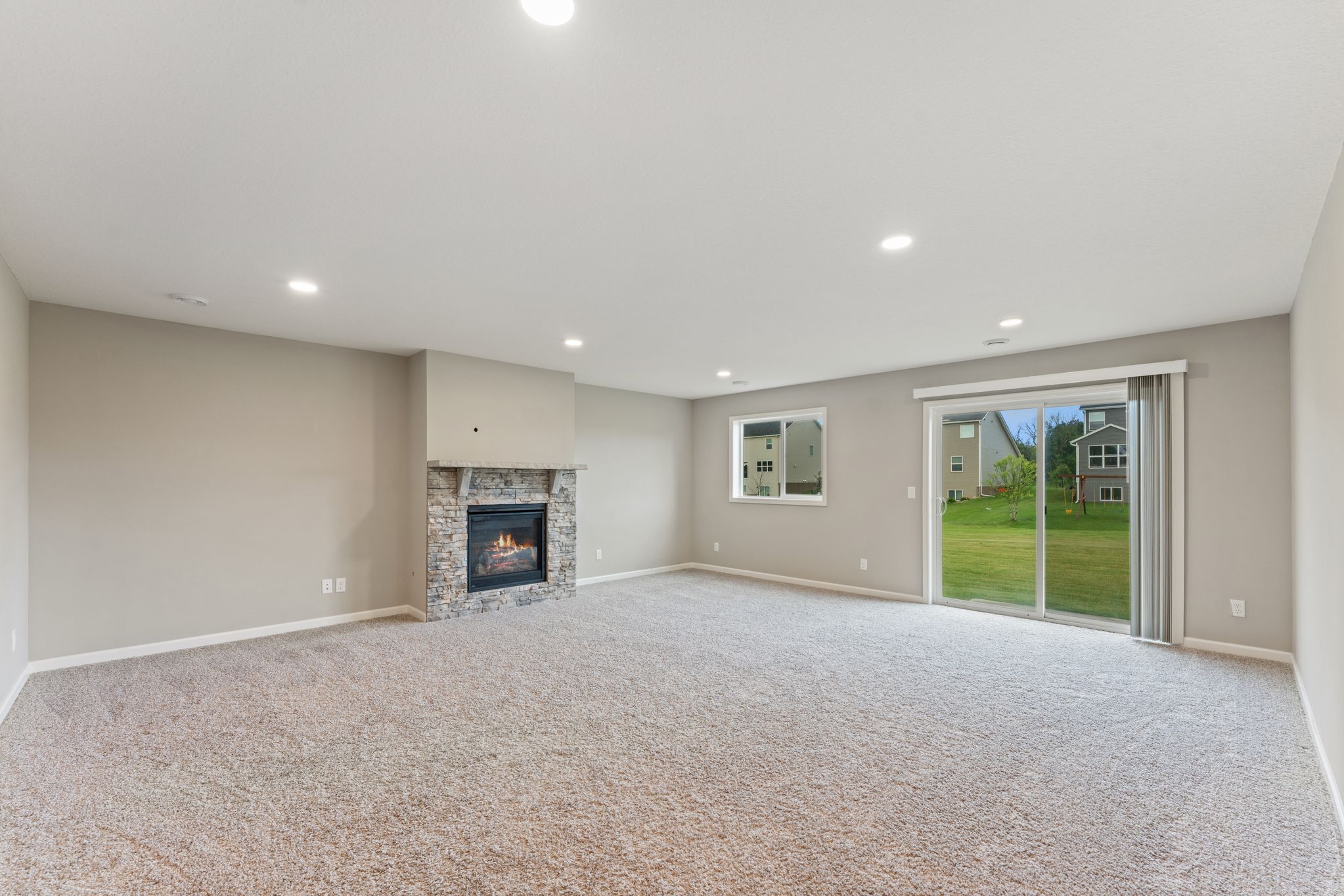  Spacious Walkout Living on a Prime Corner Lot - 物件實景