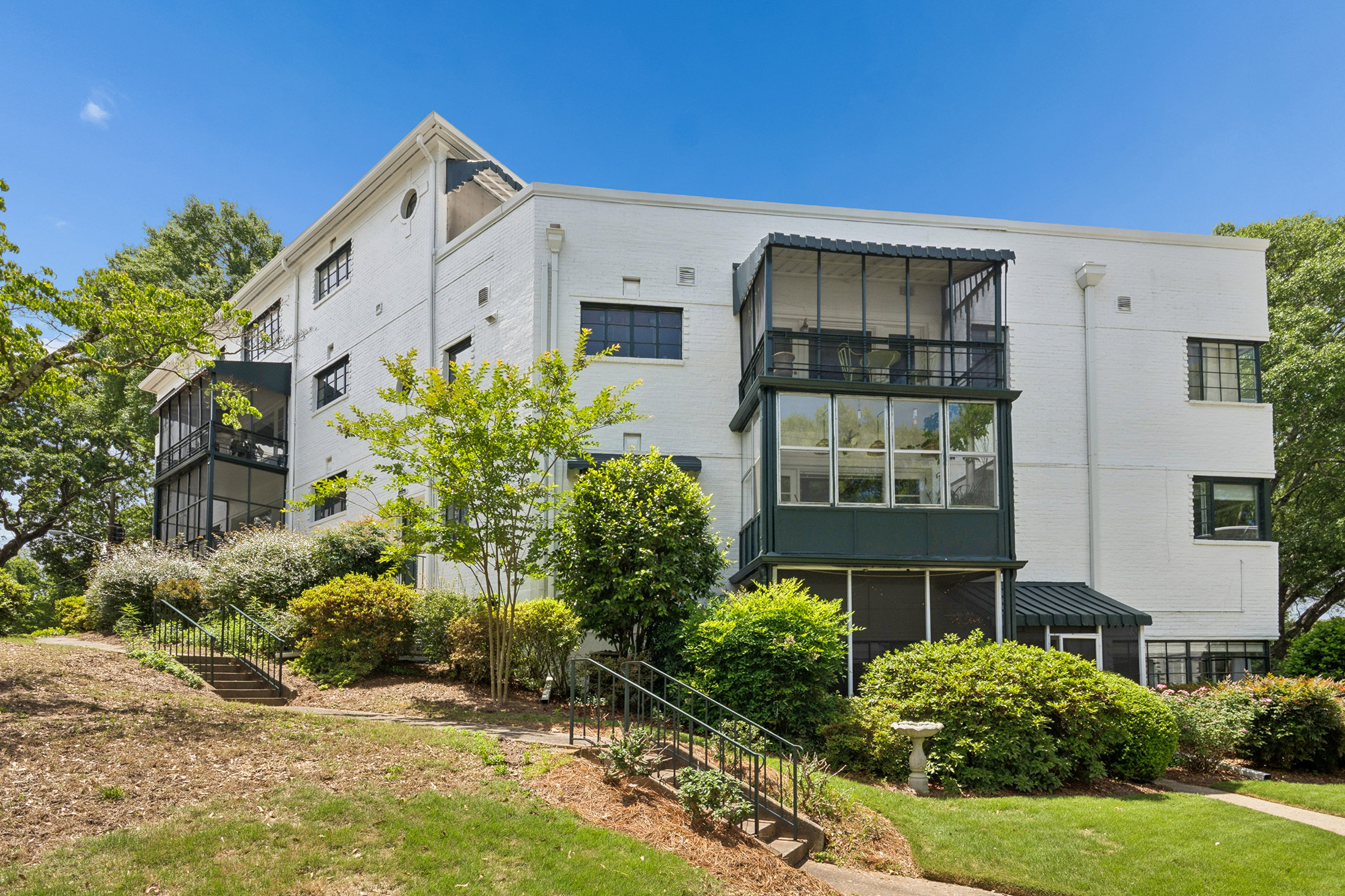  Stunning Mid-century End Unit in a Fantastic Location - 物件實景
