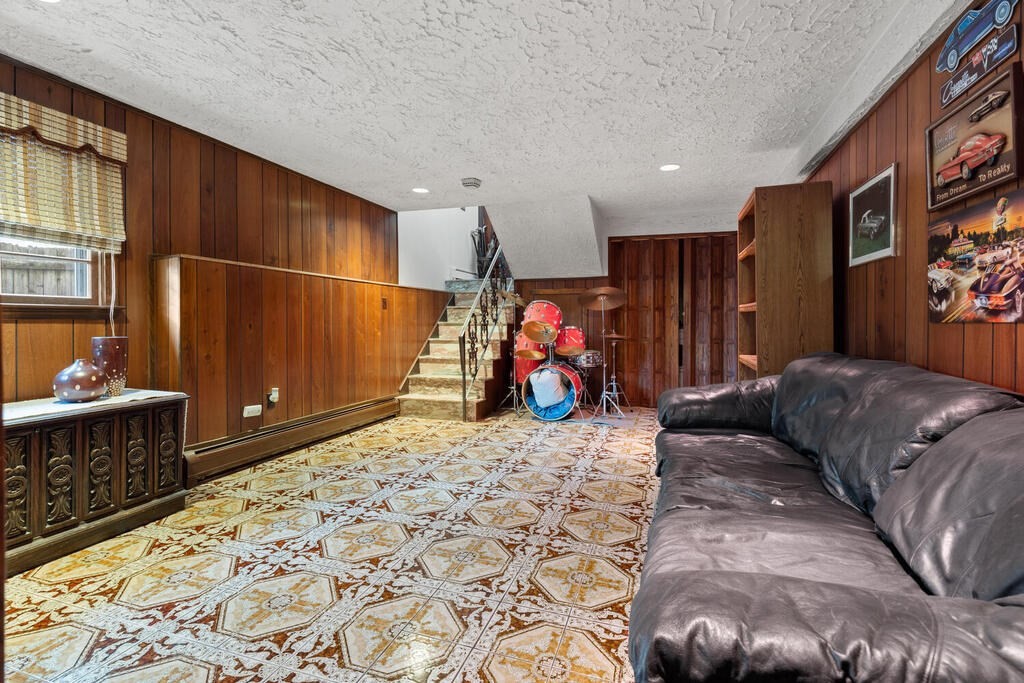 Everett, Massachusetts, 02149, United States, 3 Bedrooms Bedrooms, ,2 BathroomsBathrooms,Residential,For Sale,1937012