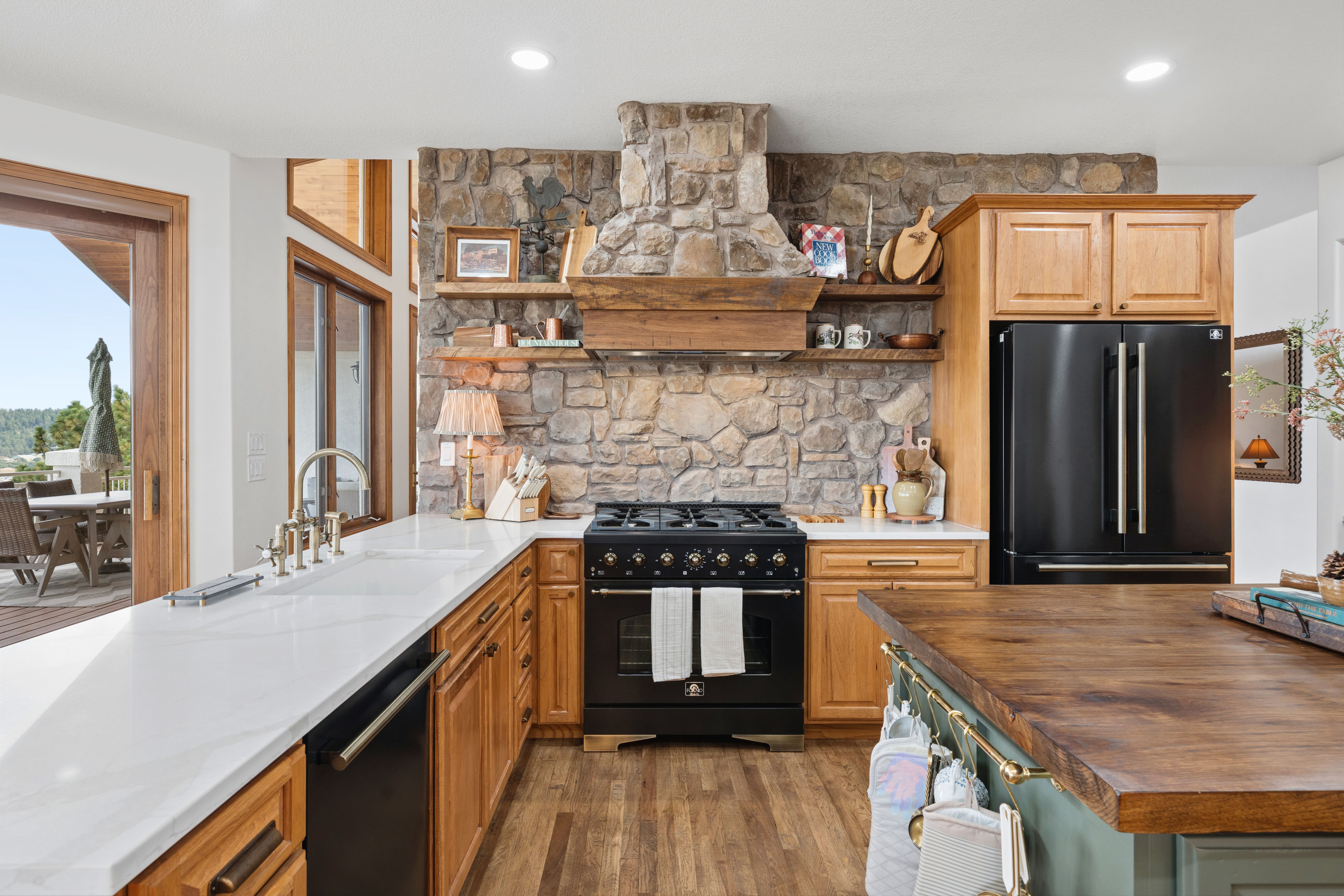  Remodeled 6,100 sq ft rancher on a magical setting spanning 72 acres - 物件實景