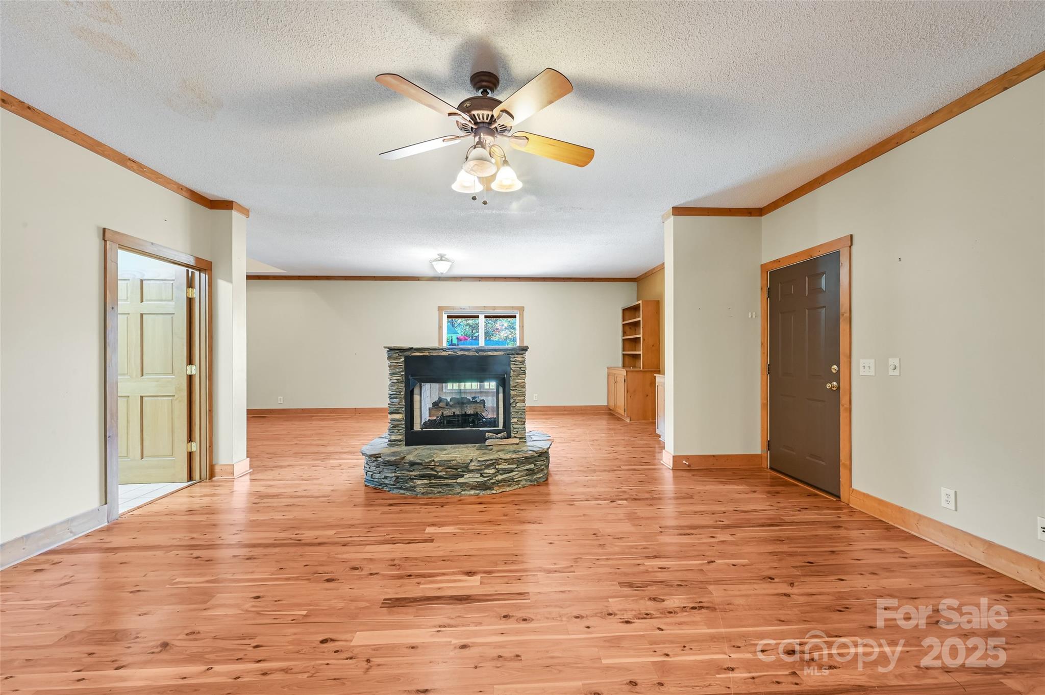 Hendersonville, North Carolina, 28792, United States, 3 Bedrooms Bedrooms, ,3 BathroomsBathrooms,Residential,For Sale,1958390
