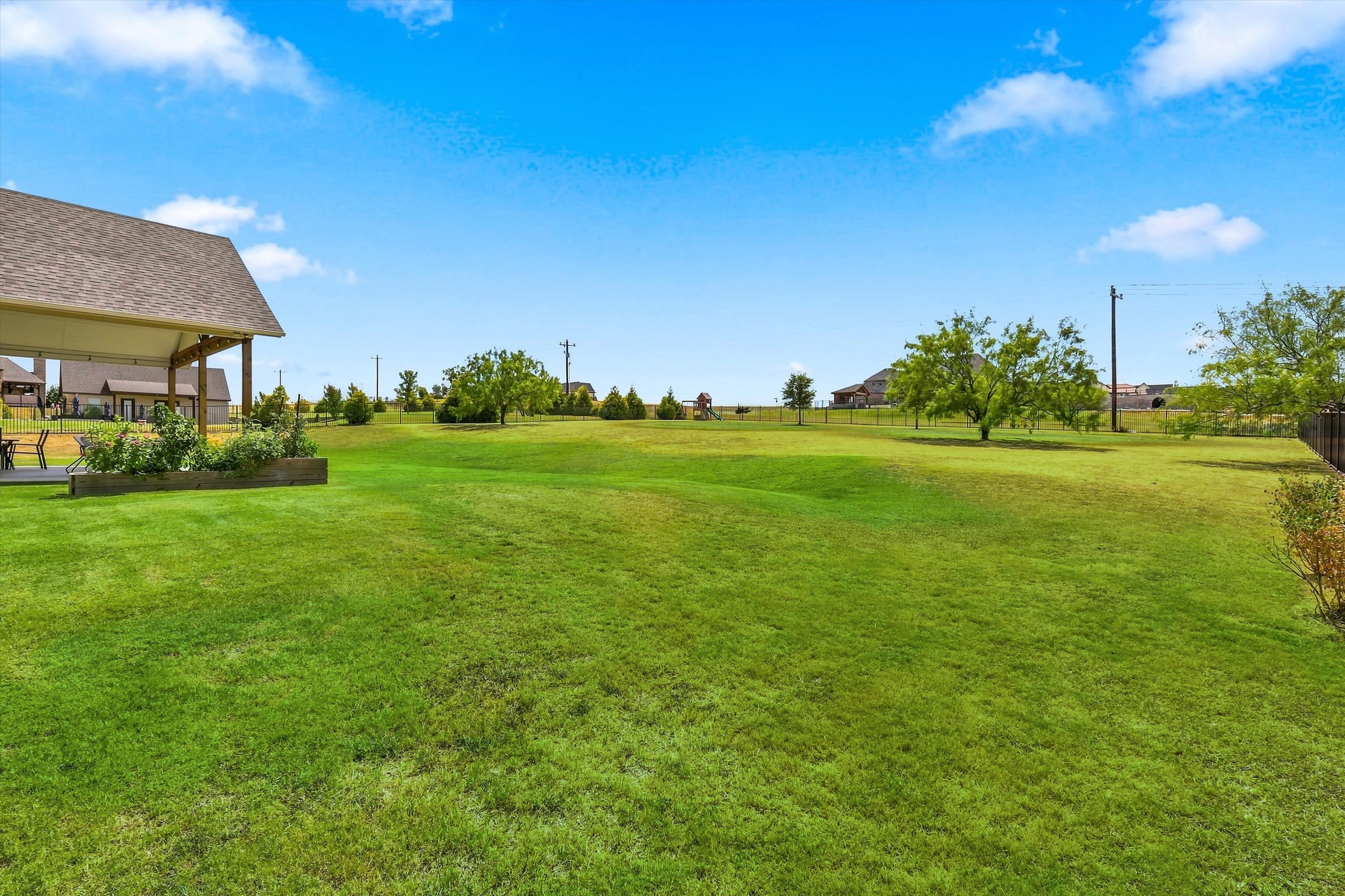  Timeless Style, Thoughtful Updates & One Acre to Enjoy - 物件實景