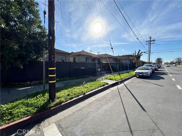 Los Angeles, California, 90047, United States, 8 Bedrooms Bedrooms, ,Residential,For Sale,1865127