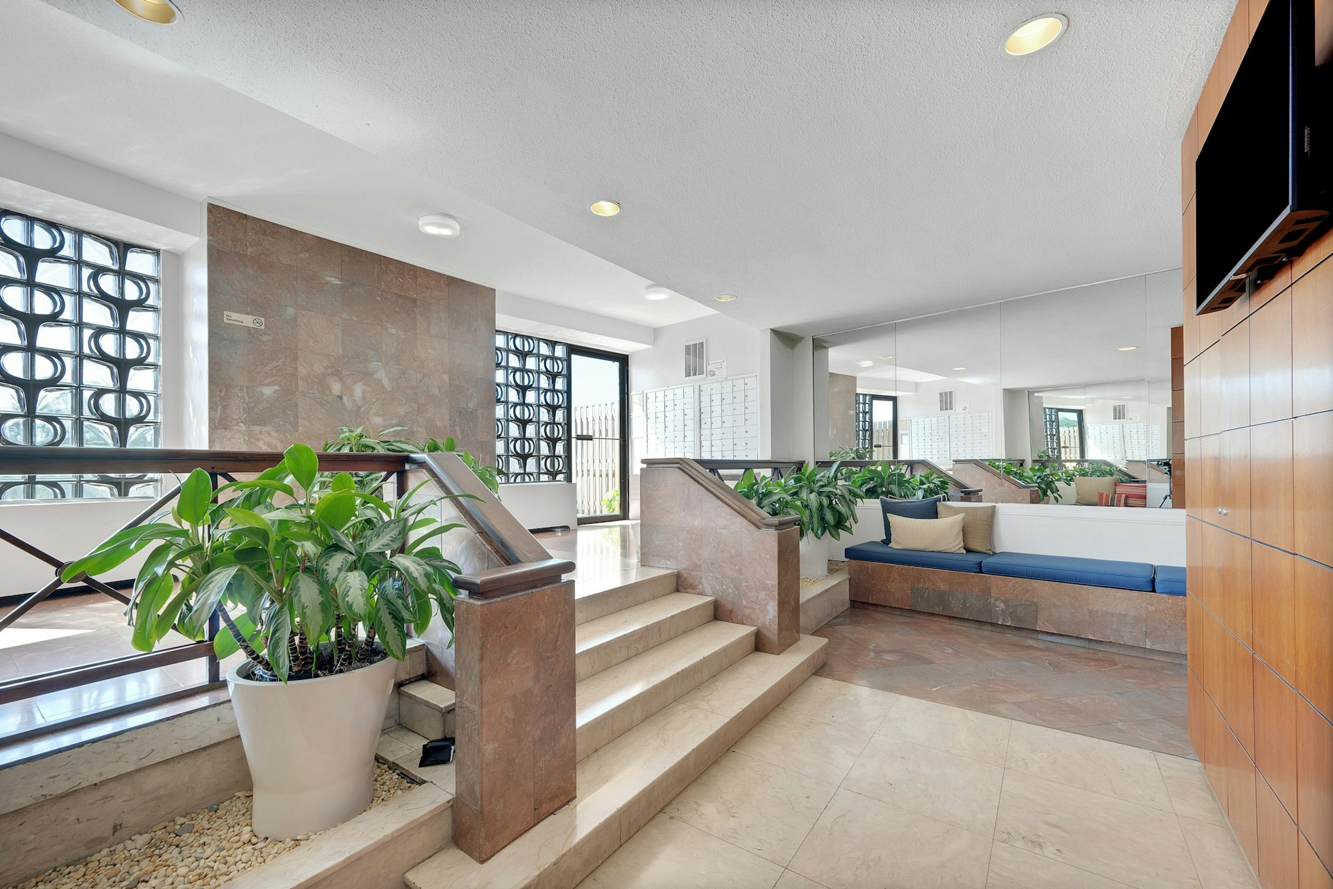  2400 Johnson Avenue - 物件實景