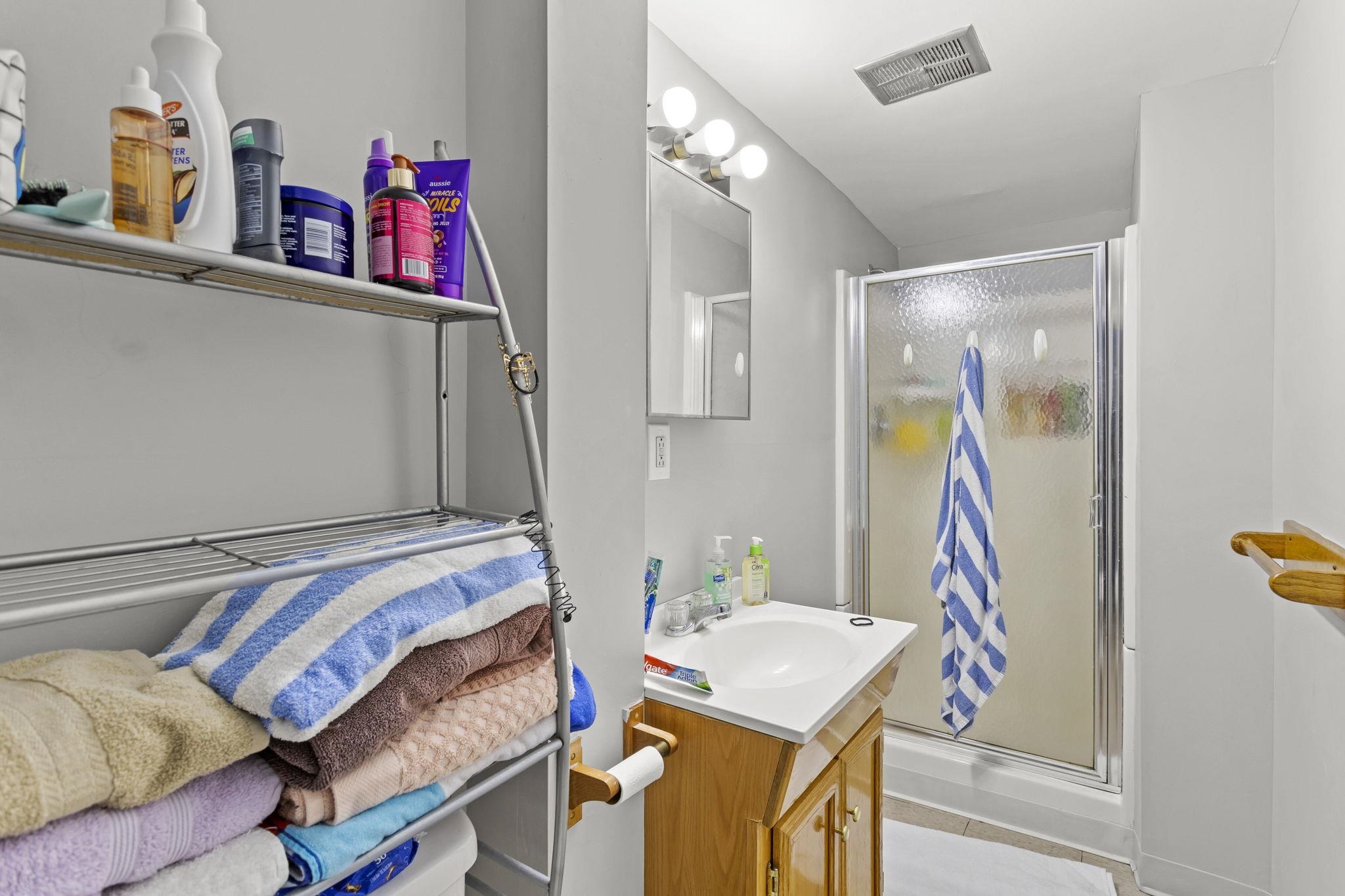 Manchester, New Hampshire, 03103, United States, ,3 BathroomsBathrooms,Residential,For Sale,1979681